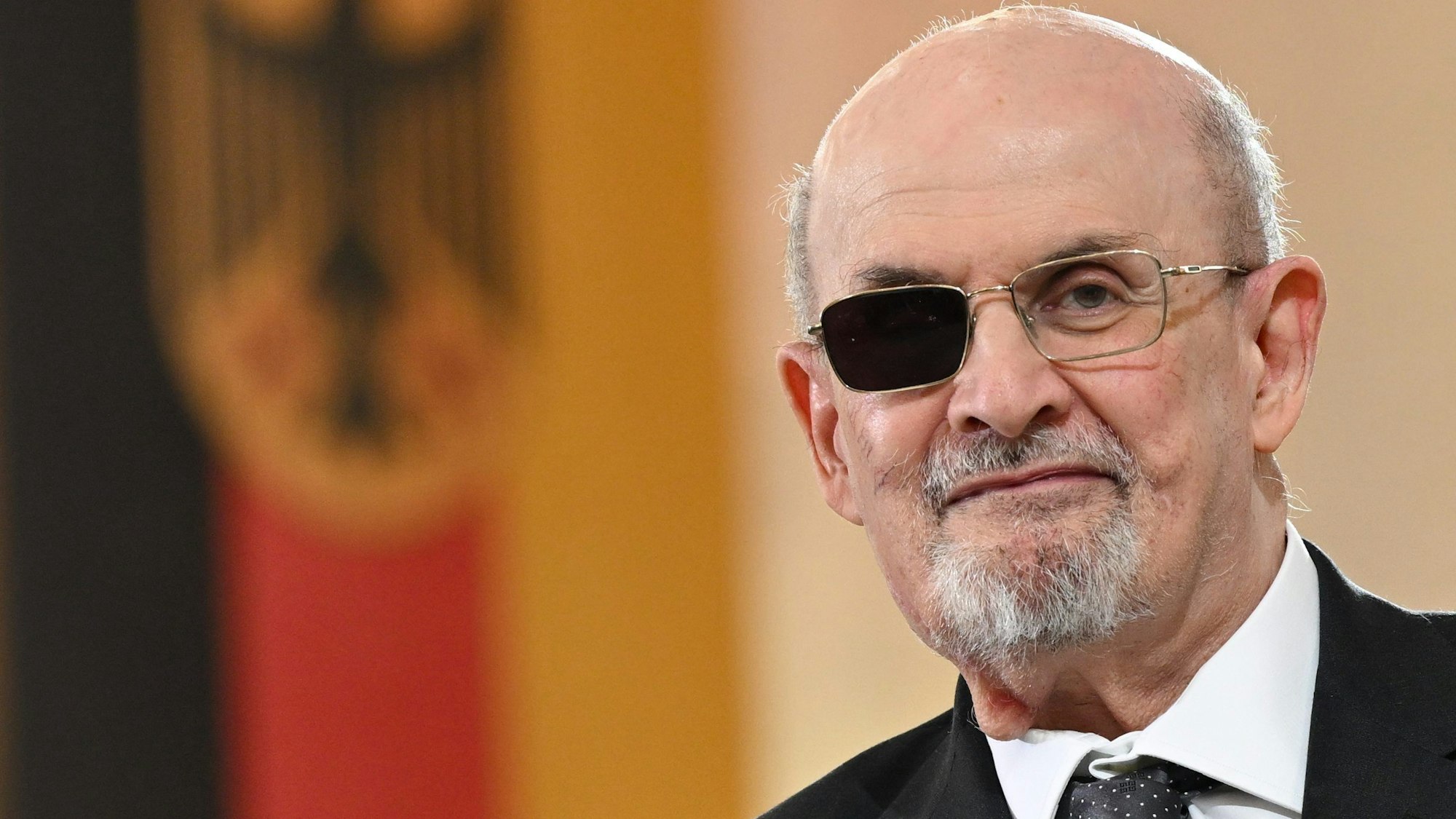 22.10.2023, Hessen, Frankfurt/Main: Der britisch-indische Autor Salman Rushdie reagiert im Anschluss an seine Dankesrede bei der Verleihung des Friedenspreis des Deutschen Buchhandels in der Paulskirche. Der Preis ist mit 25 000 Euro dotiert und gilt als eine der bedeutendsten Auszeichnungen des Landes. Foto: Arne Dedert/dpa/POOL/dpa +++ dpa-Bildfunk +++