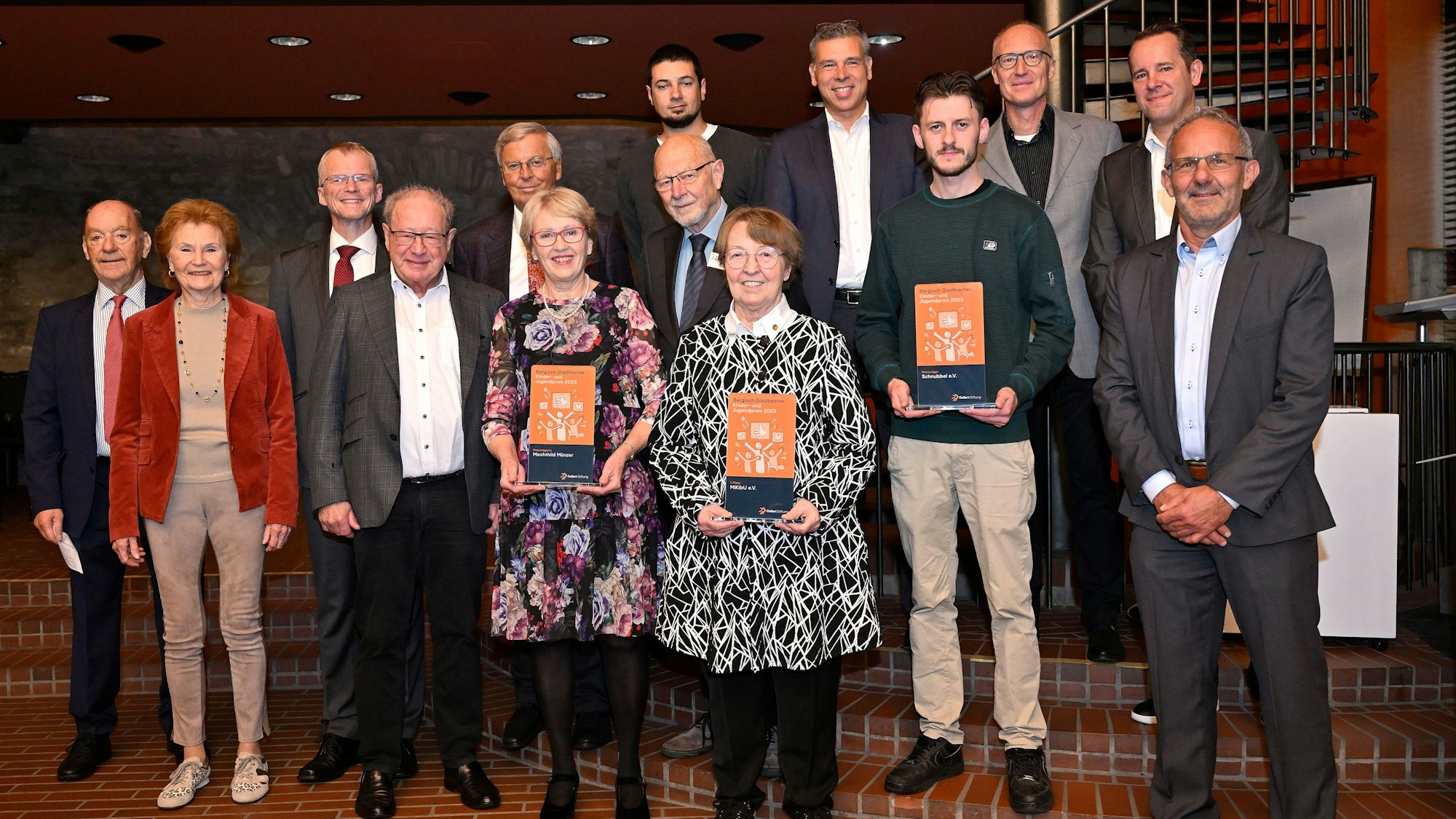 Die Preisträger, Stifter und Vertreter der Politik mit den Trophäen für den „Bergisch Gladbacher Kinder und Jugendpreis 2023“.