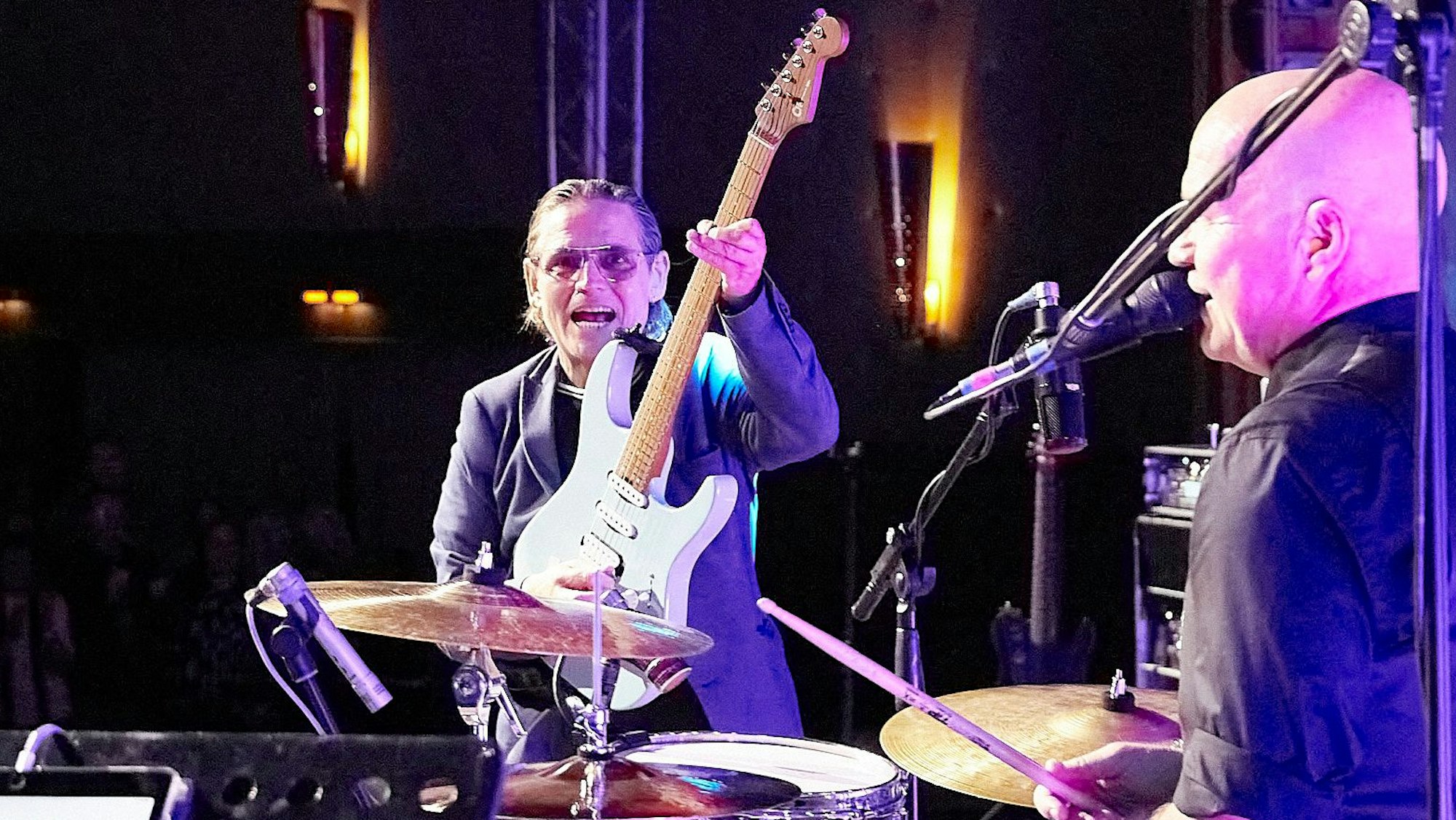 Zwei Musiker der Band Brings, Gitarrist Harry Alfter und Schlagzeuger Christian Blüm (v.l.), beim Auftritt in Vogelsang.