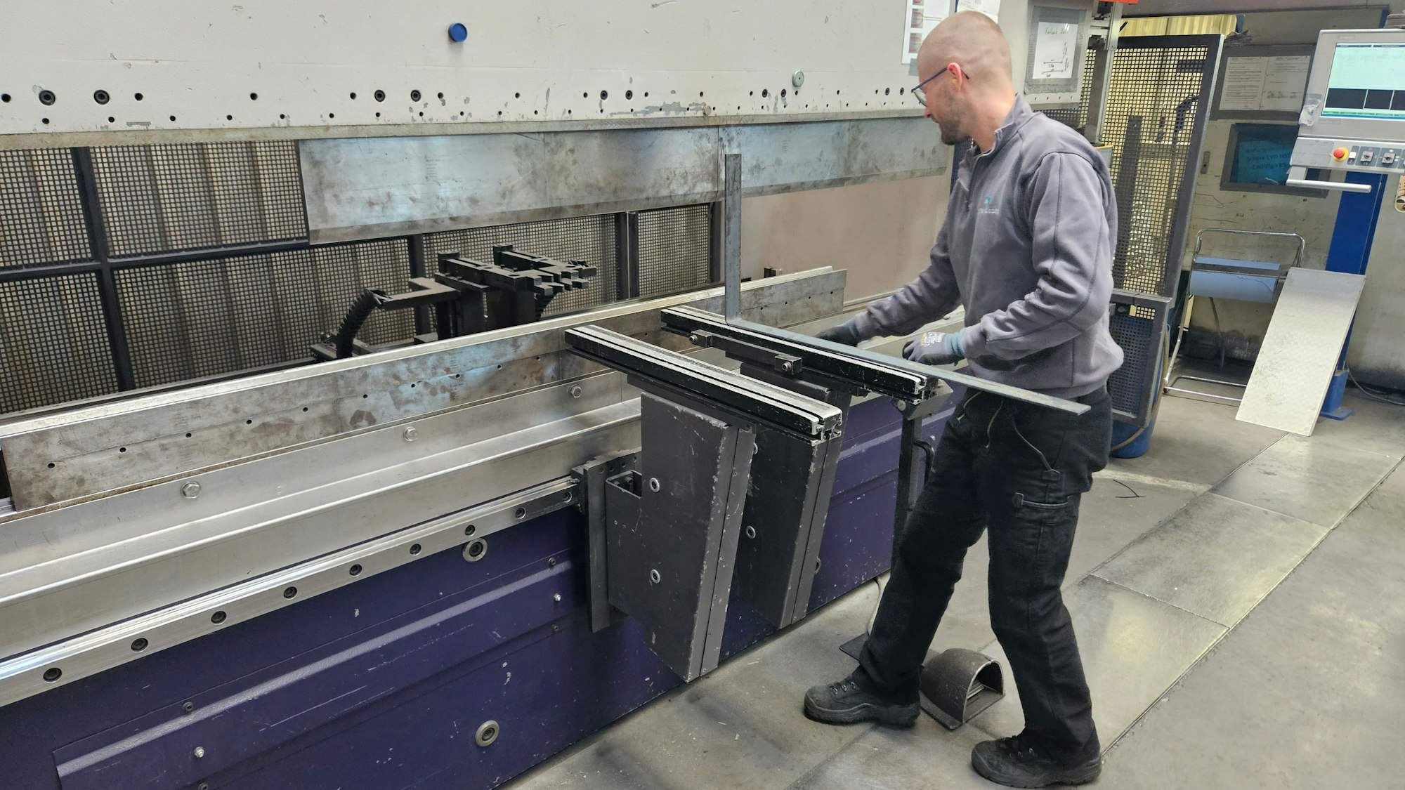 Ein Arbeiter in der Werkshalle der Firma Müller & Sohn in Kall.