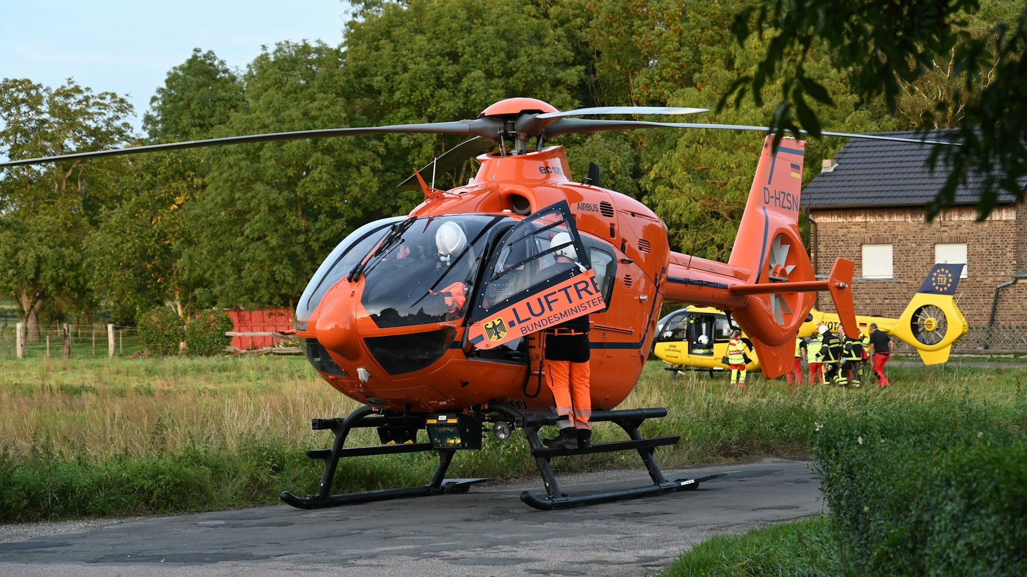 Das Foto zeigt Rettungshubschrauber bei einem Einsatz in Erftstadt.