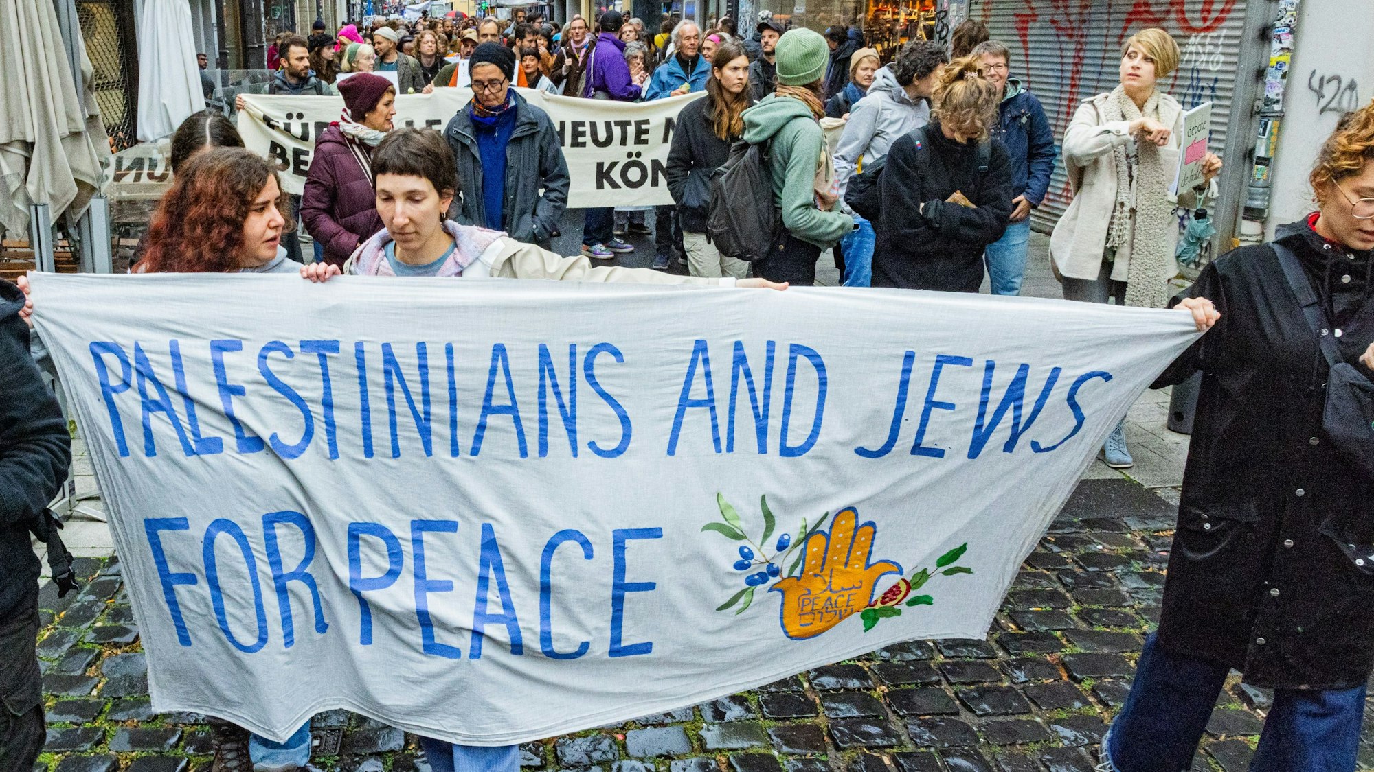 Zeynep Karaosman (vorne l.) und Kristina Bublevskaya (r.) gründeten PaJfP. Hier führen sie einen Demozug durch die Altstadt an.