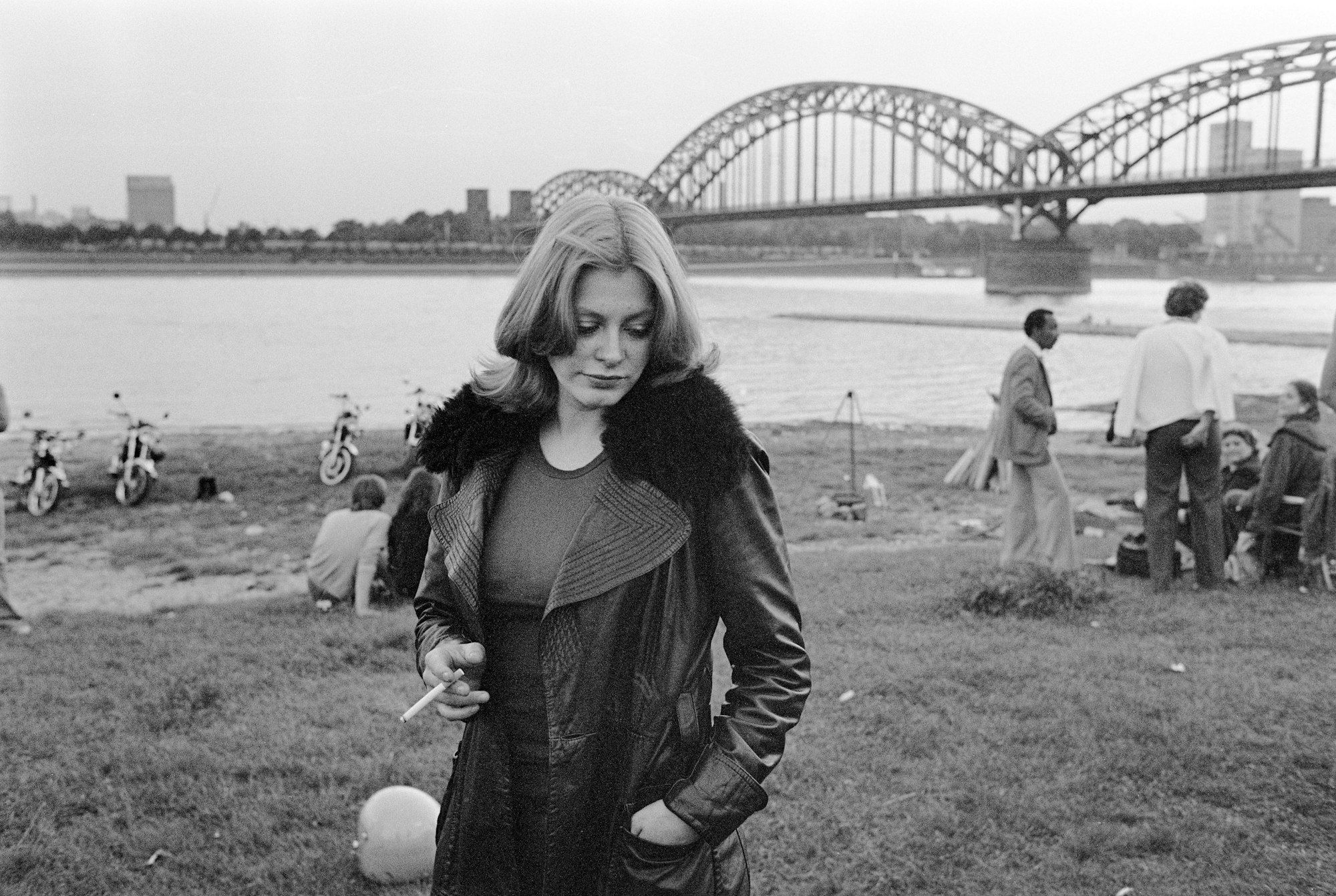 Kontemplativer Moment: eine „Rockerbraut“ am Poller Rheinufer 1978.