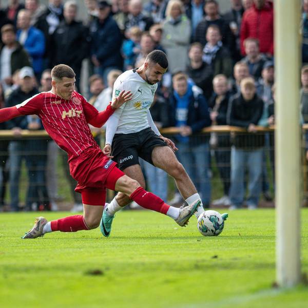 Fussball, Saison 2023/2024, Regionalliga West, 21.10.2023, 12. Spieltag, Herren, 1.FC Bocholt weiss vs. SC Fortuna Koeln rot /// v.l.: Jonas Scholz SC Fortuna Köln, Isaak Akritidis 1.FC Bocholt, Andre Weis Torwart SC Fortuna Köln, Bocholt Stadion am Huenting Nordrhein-Westfalen Deutschland *** Football, Season 2023 2024, Regionalliga West, 21 10 2023, 12 Matchday, Men, 1 FC Bocholt white vs SC Fortuna Koeln red v l Jonas Scholz SC Fortuna Köln , Isaak Akritidis 1 FC Bocholt , Andre Weis Goalkeeper SC Fortuna Köln , Bocholt Stadion am Huenting Nordrhein Westfalen Germany 231021_fb_1fc-bocholt_fortuna-koeln_22936