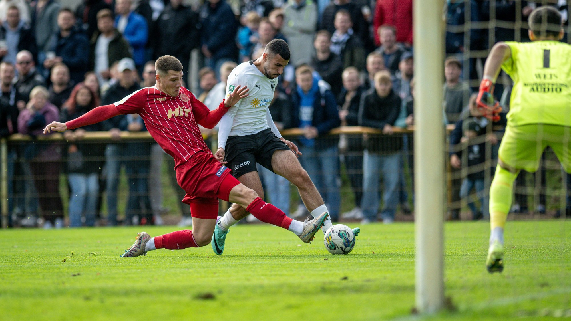Fussball, Saison 2023/2024, Regionalliga West, 21.10.2023, 12. Spieltag, Herren, 1.FC Bocholt weiss vs. SC Fortuna Koeln rot /// v.l.: Jonas Scholz SC Fortuna Köln, Isaak Akritidis 1.FC Bocholt, Andre Weis Torwart SC Fortuna Köln, Bocholt Stadion am Huenting Nordrhein-Westfalen Deutschland *** Football, Season 2023 2024, Regionalliga West, 21 10 2023, 12 Matchday, Men, 1 FC Bocholt white vs SC Fortuna Koeln red v l Jonas Scholz SC Fortuna Köln , Isaak Akritidis 1 FC Bocholt , Andre Weis Goalkeeper SC Fortuna Köln , Bocholt Stadion am Huenting Nordrhein Westfalen Germany 231021_fb_1fc-bocholt_fortuna-koeln_22936