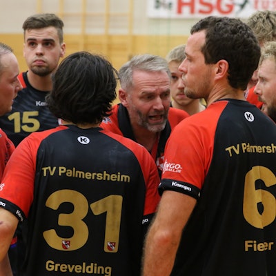 Das Bild zeigt Palmersheims Trainer Peter Trimborn während einer Auszeit mit seiner Mannschaft.