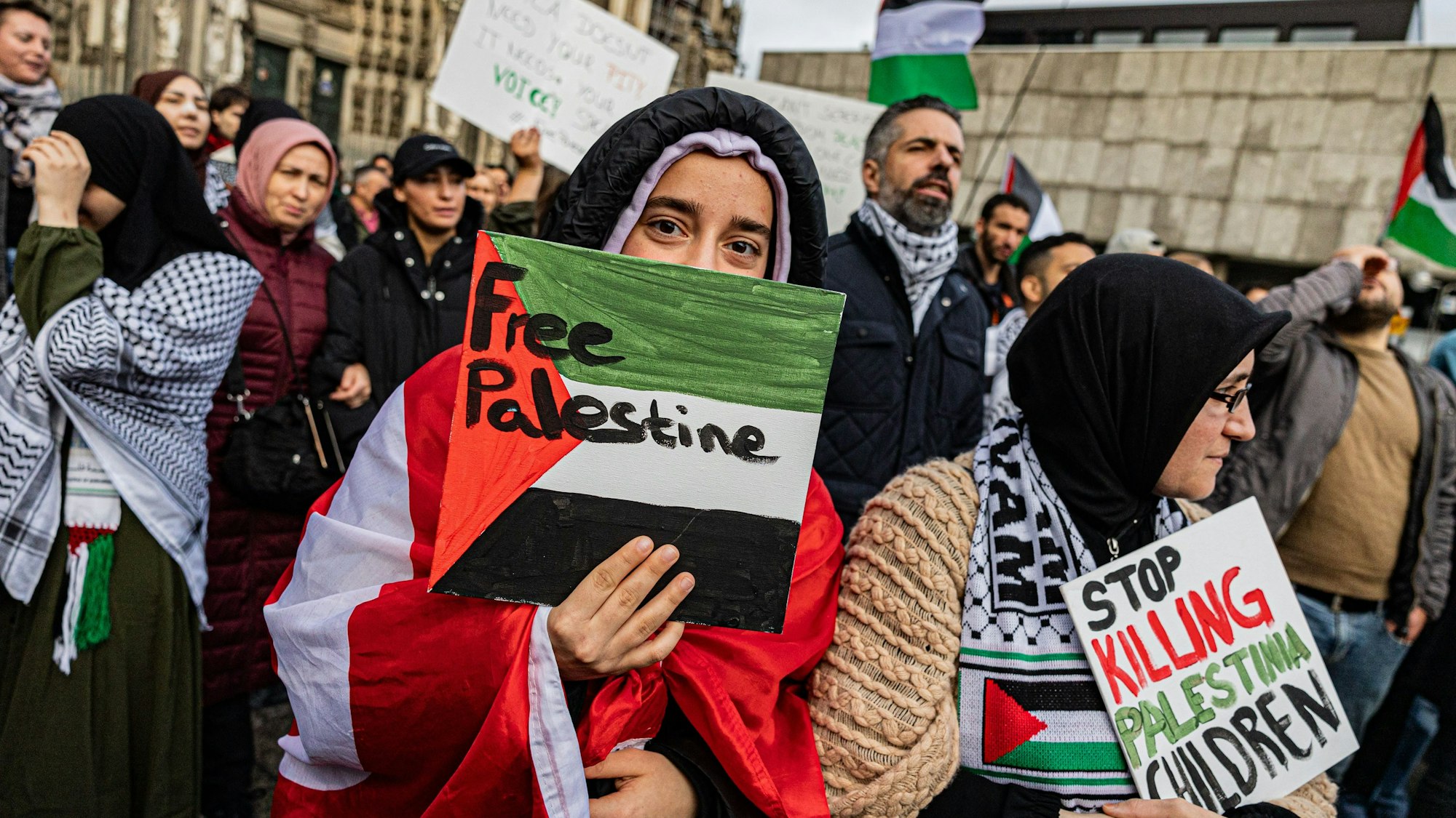 Zu der Pro-Palästina-Demo auf dem Roncalliplatz kamen am Sonntag rund 500 Menschen.