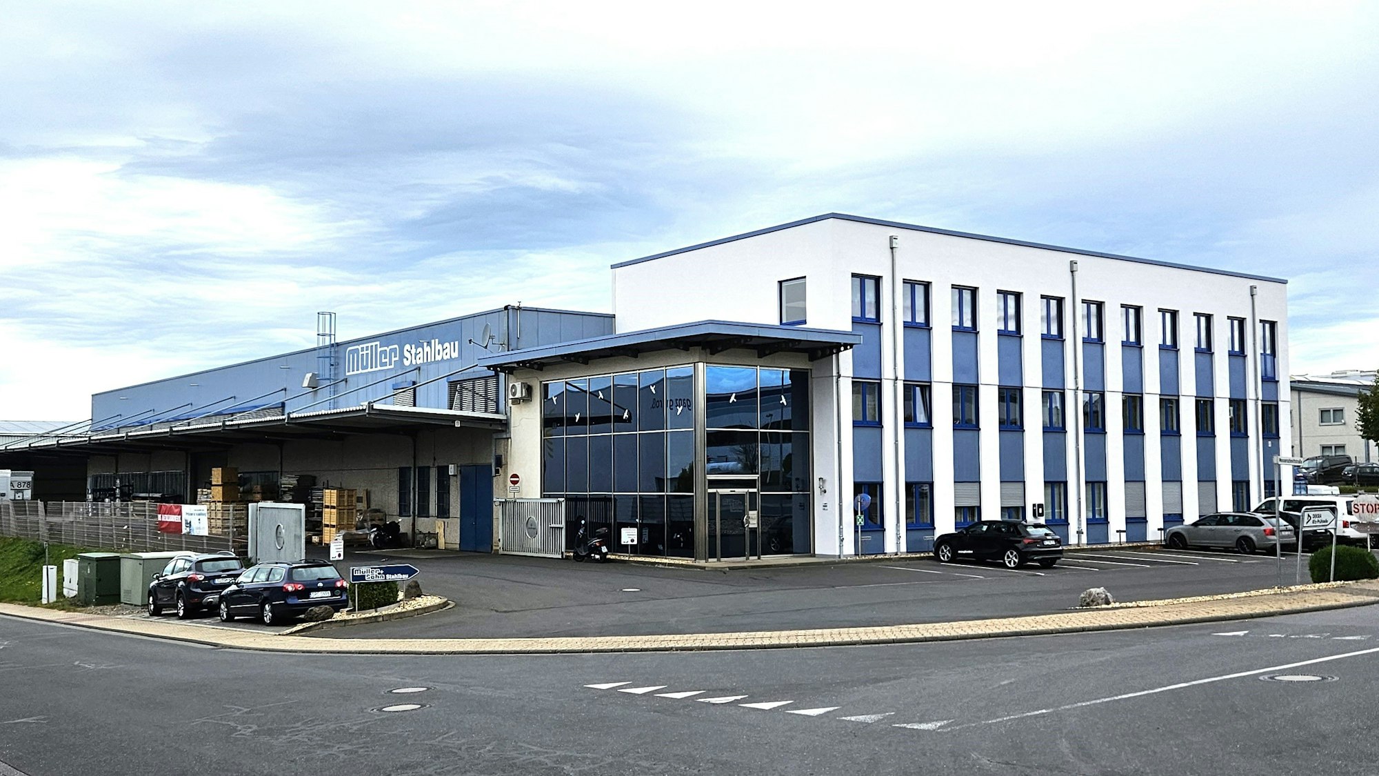 Außenansicht des Firmengebäudes von Stahlbau Müller & Sohn in Kall.