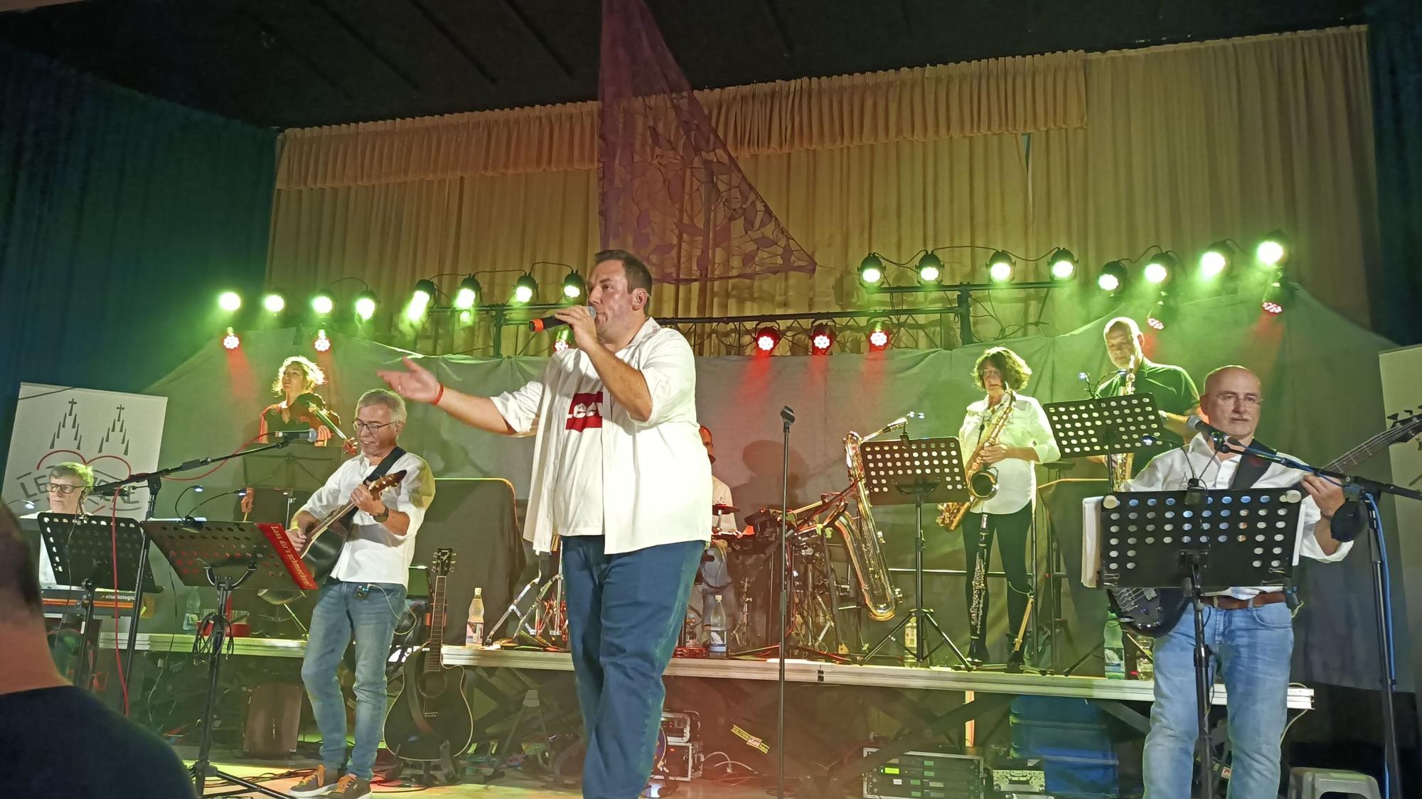 Auf dem Foto ist die Band „Leev Jecke“ zu sehen.
