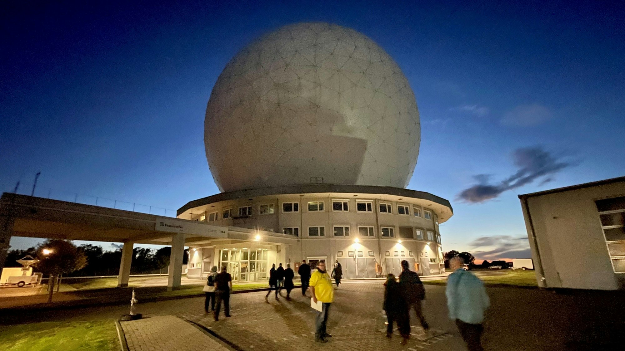 Besucher sind auf dem Weg zum Weltraumradar.