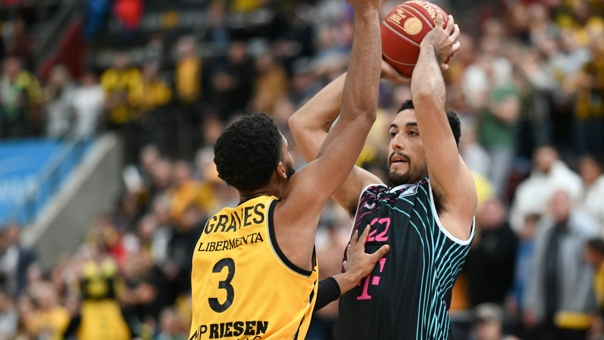 Noah Kirkwood (r.) erzielte elf Punkte für die Baskets und hatte starke Szenen in der Defense.