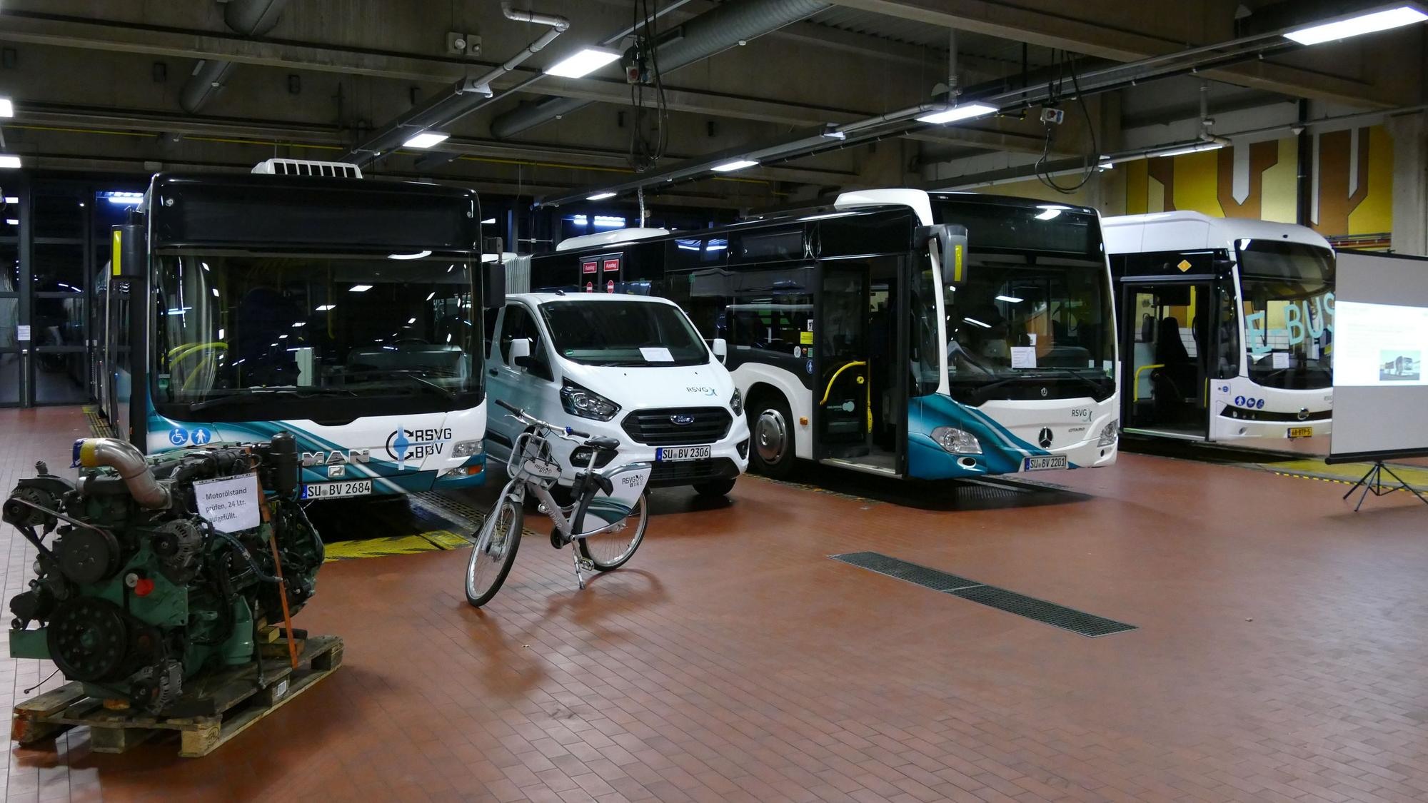 Linienbusse in einer großen Fahrzeughalle