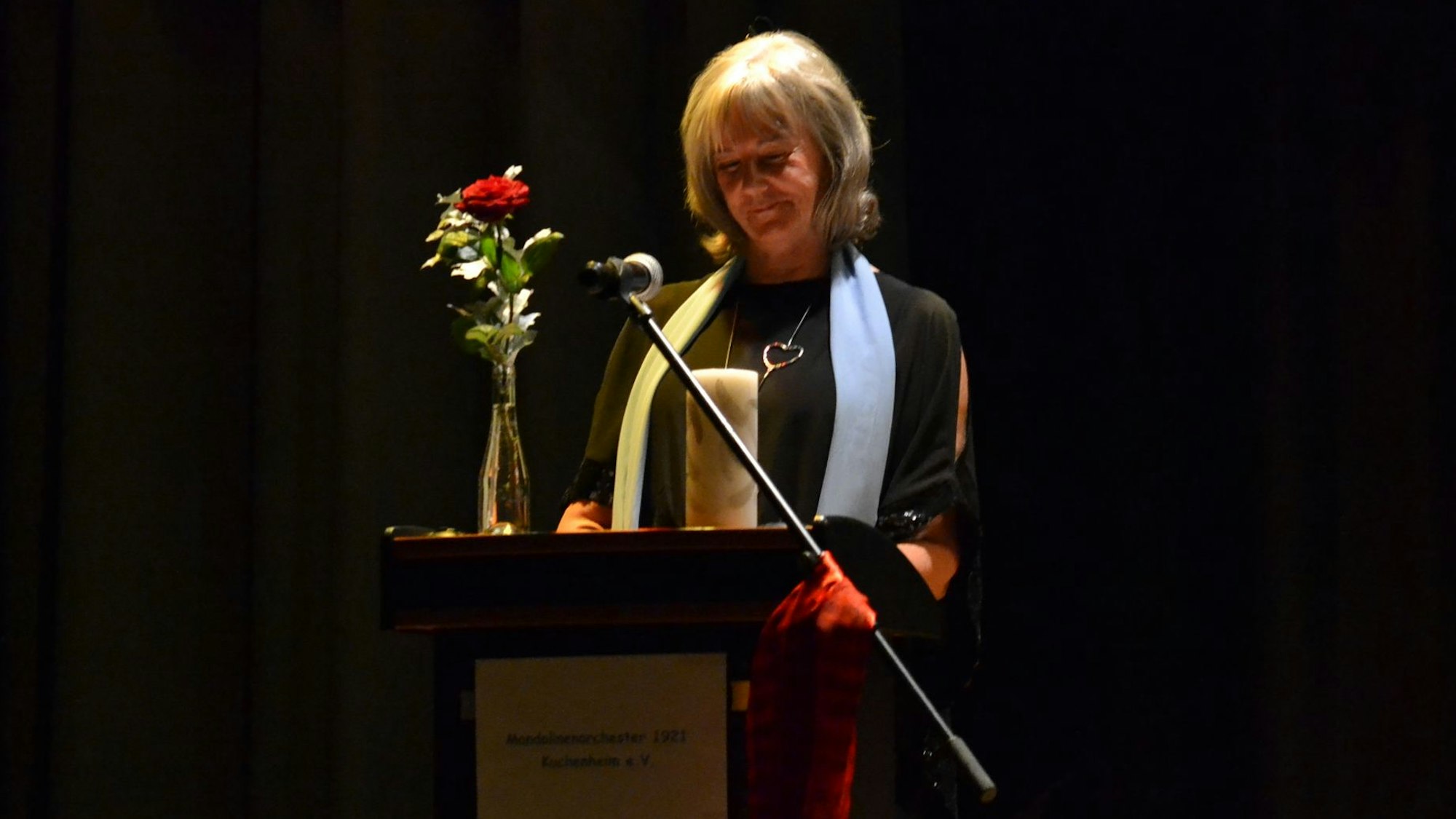 Claudia Meixner, Vereinsvorsitzende des Mandolinenorchesters Kuchenheim, steht am Rednerpult.