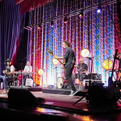 Musiker der Band Brings bei ihrem Auftritt auf der Bühne des Kinos in Vogelsang.