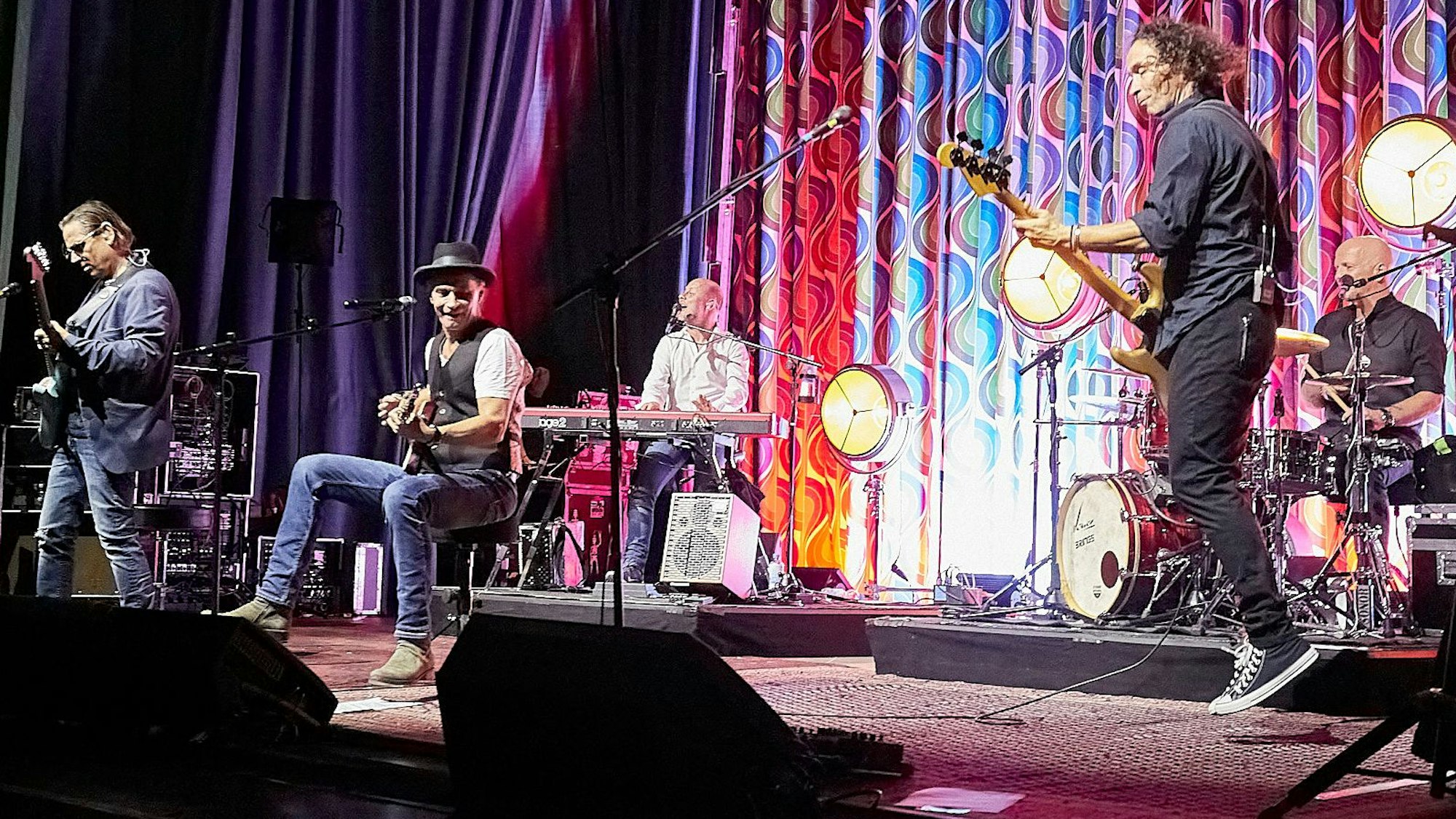Musiker der Band Brings bei ihrem Auftritt auf der Bühne des Kinos in Vogelsang.