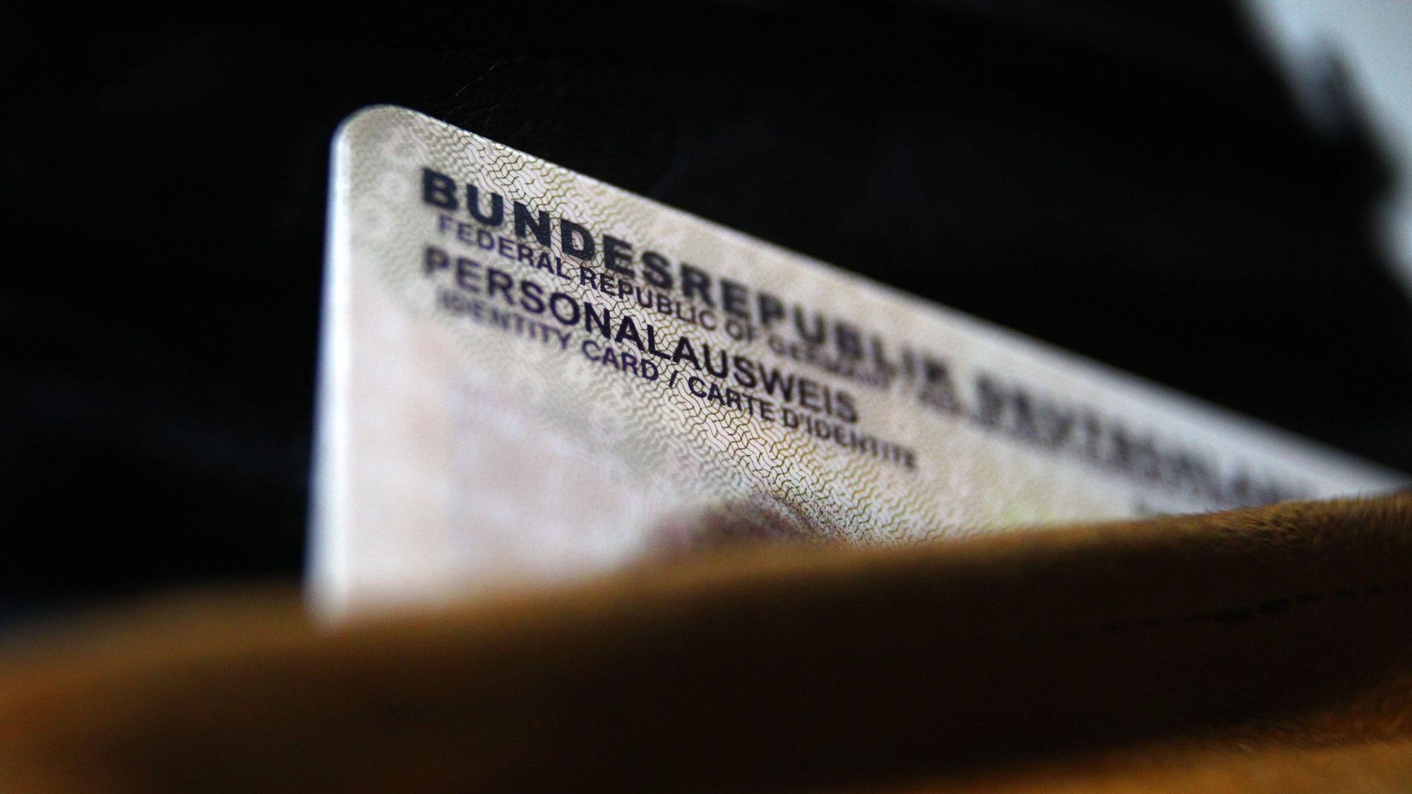 ARCHIV - 26.09.2014, Bayern, Kaufbeuren: Ein deutscher Personalausweis ragt aus einer Geldbörse.