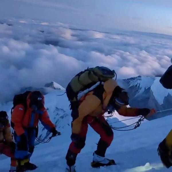 ARCHIV - 01.10.2023, China, Berg Cho Oyu: Mitglieder eines chinesischen Expeditionsteams steigen in einer Seilschaft auf den Gipfel des Berg Cho Oyu, der auch als Qowowuyag bekannt ist, im Himalaya.