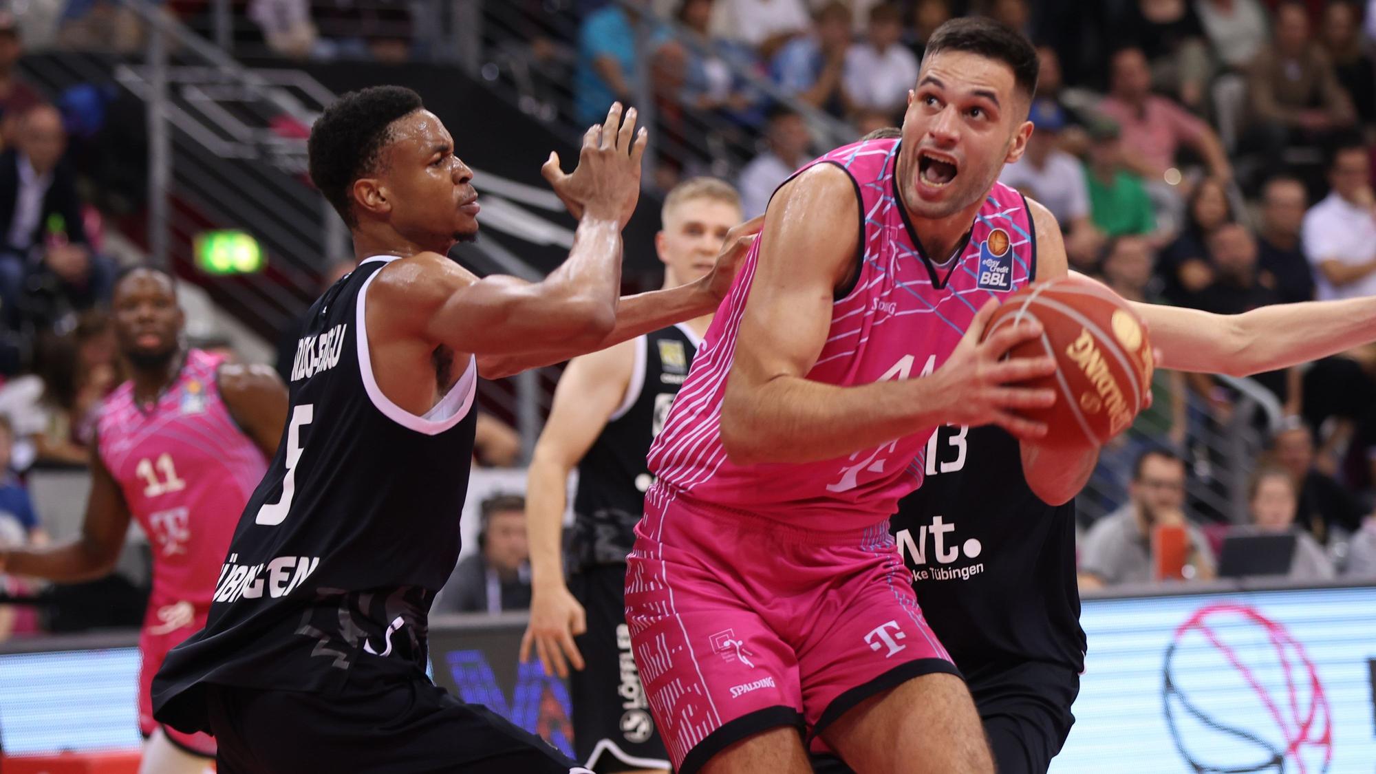 Benedikt Turudic (r.), mit 2,07 m längster Bonner, bekommt es nun mit einem 2,13-m-Center zu tun.
