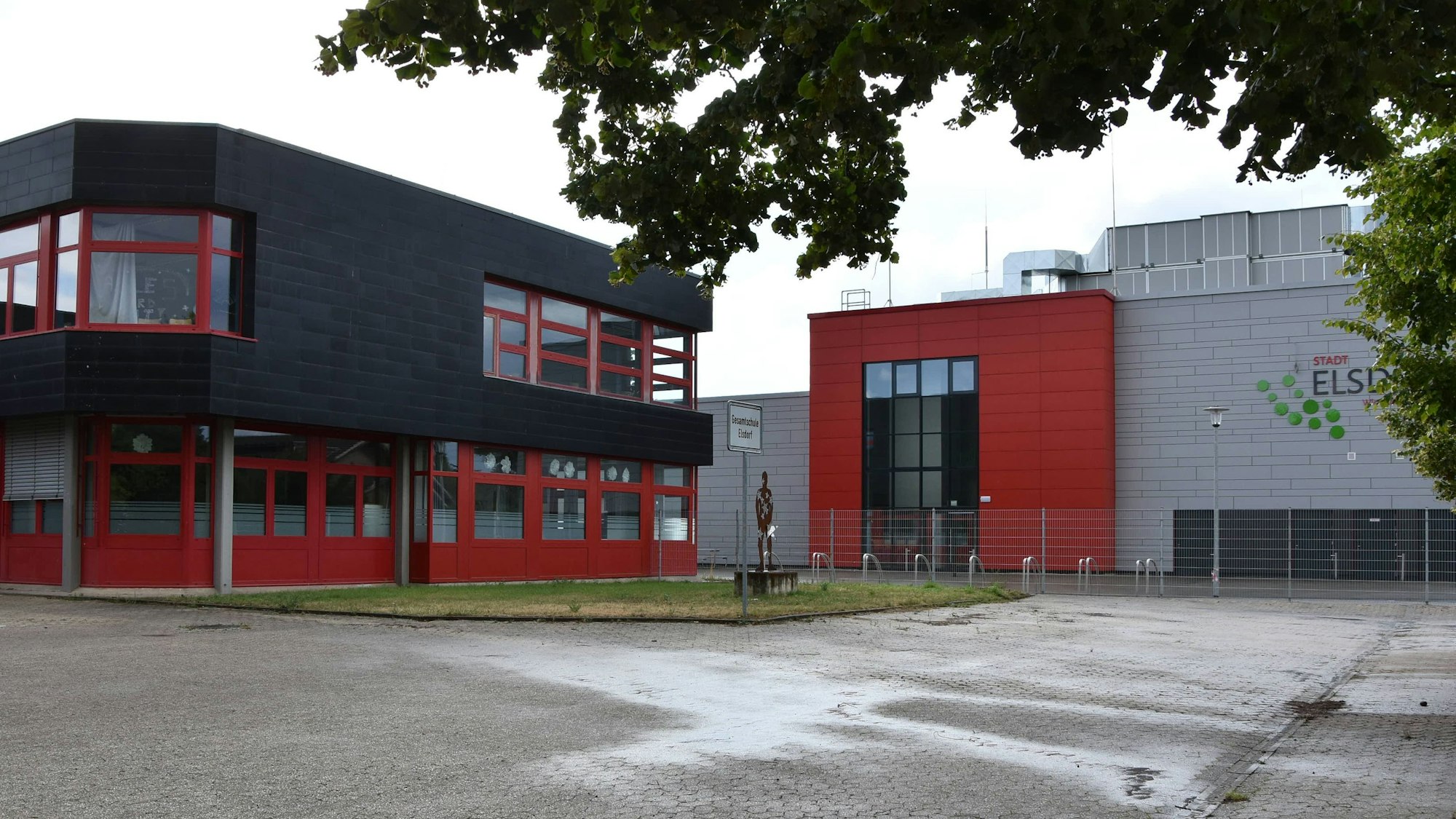 Auf dem Foto ist die Gesamtschule Elsdorf von außen zu sehen.