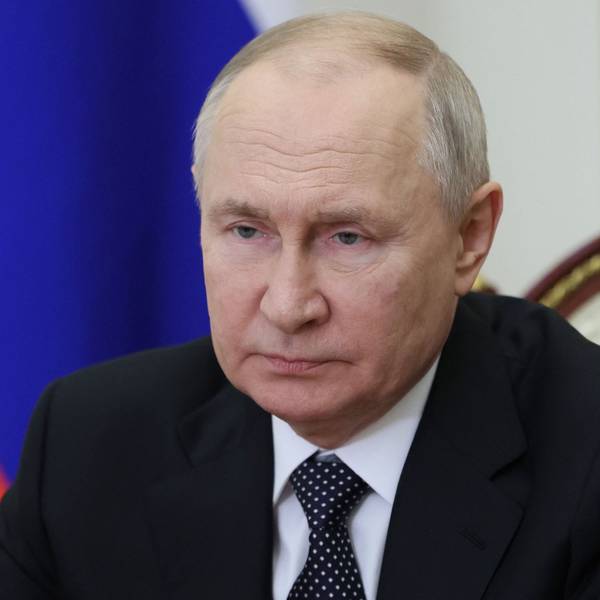 Wladimir Putin hat seinen Freund, den Altkanzler Gerhard Schröder, im russischen TV verteidigt.