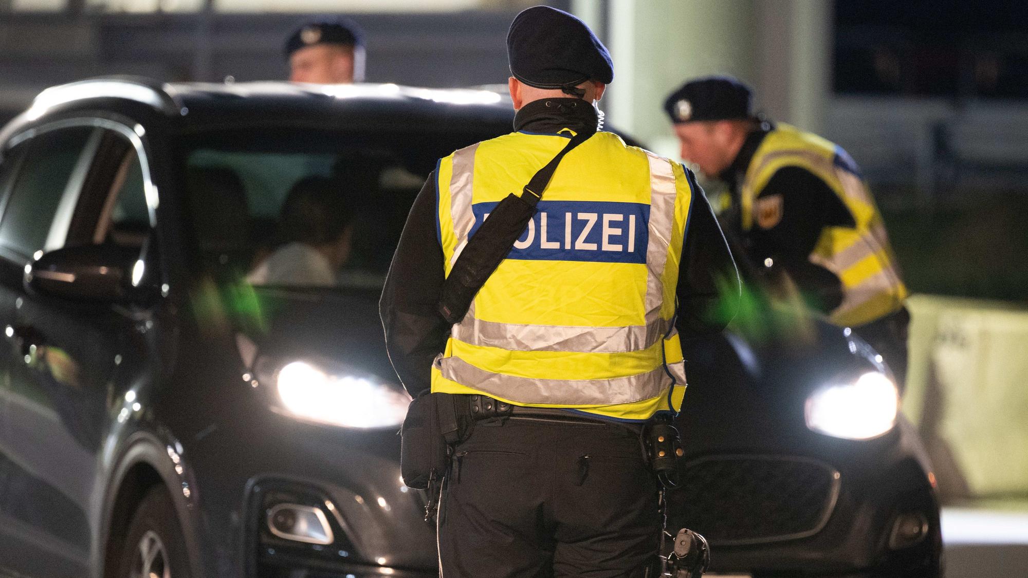 Polizisten kontrollieren Fahrzeuge auf einer Autobahn. Bei einem Unfall auf der A17 bei Dresden sind 16 Menschen verletzt worden.