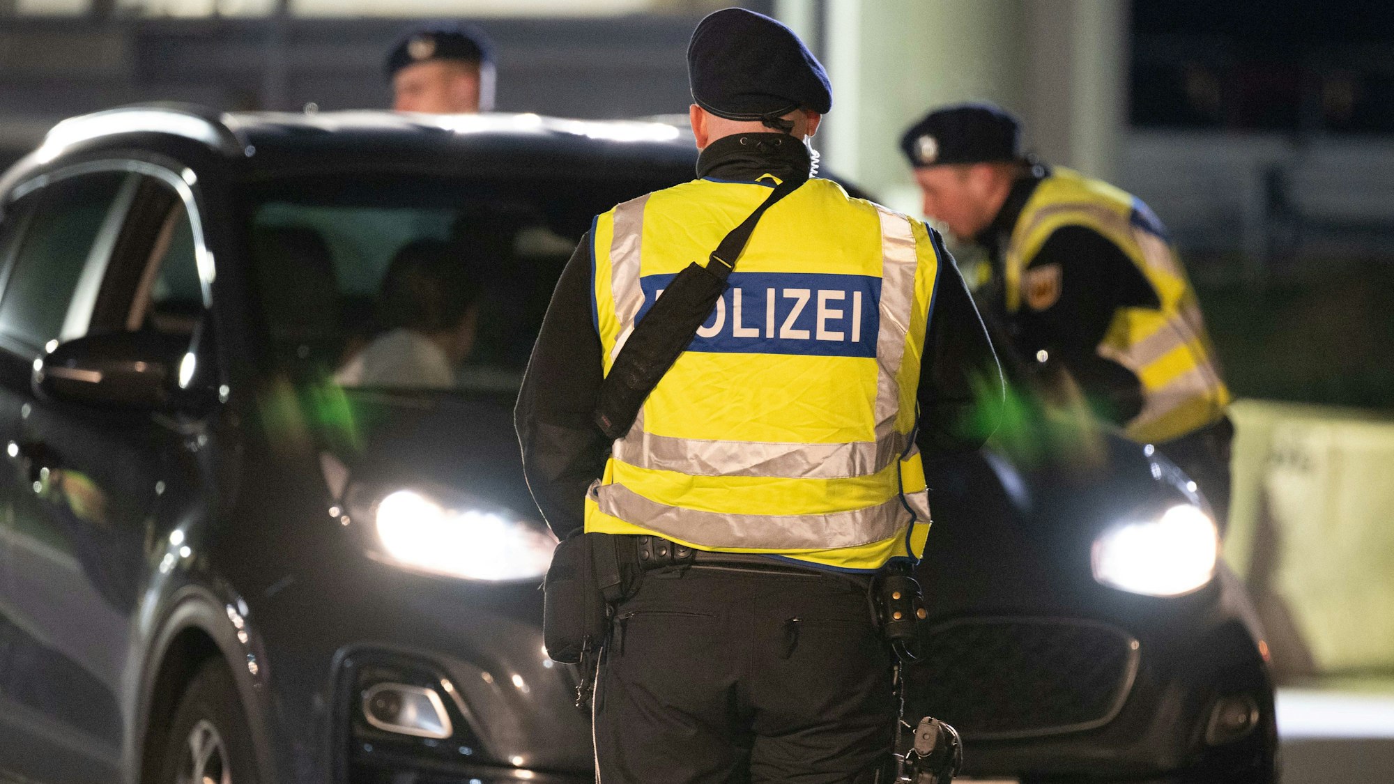 Polizisten kontrollieren Fahrzeuge auf einer Autobahn. Bei einem Unfall auf der A17 bei Dresden sind 16 Menschen verletzt worden.