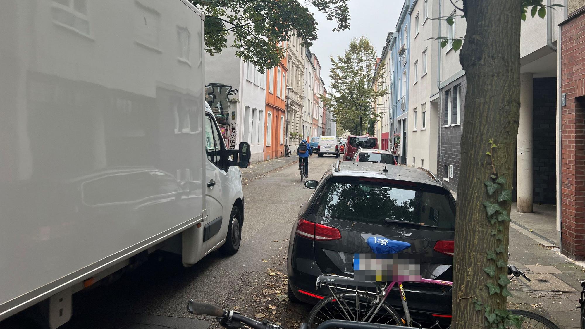 Leidtragende sind zunächst vor allem die Anwohner der Piusstraße. Über sie flüchtet, wer von der neuen Einbahnstraßenregelung erst vor Ort erfährt.