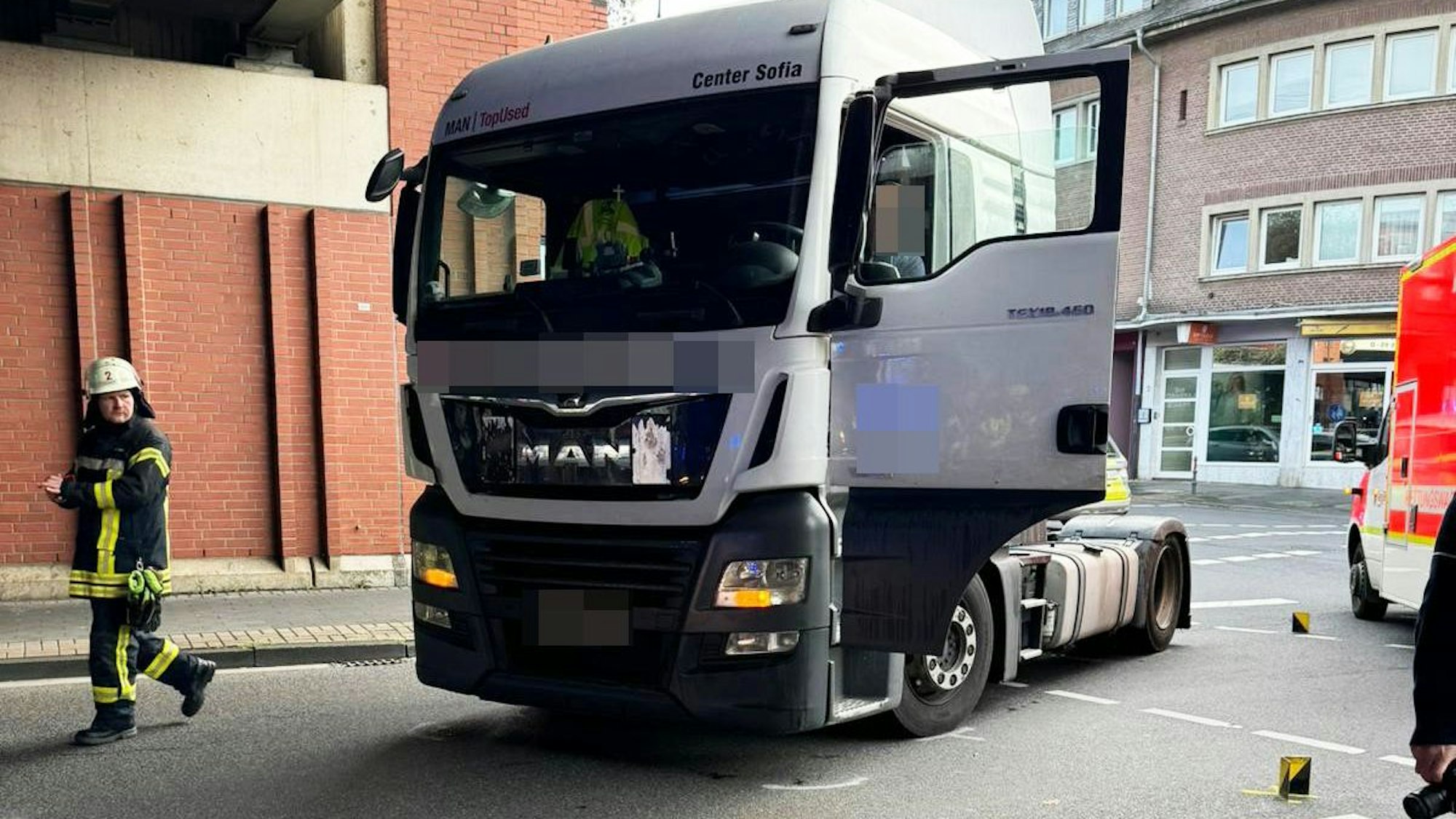 Das Bild zeigt einen Lastwagen an einem Überweg.