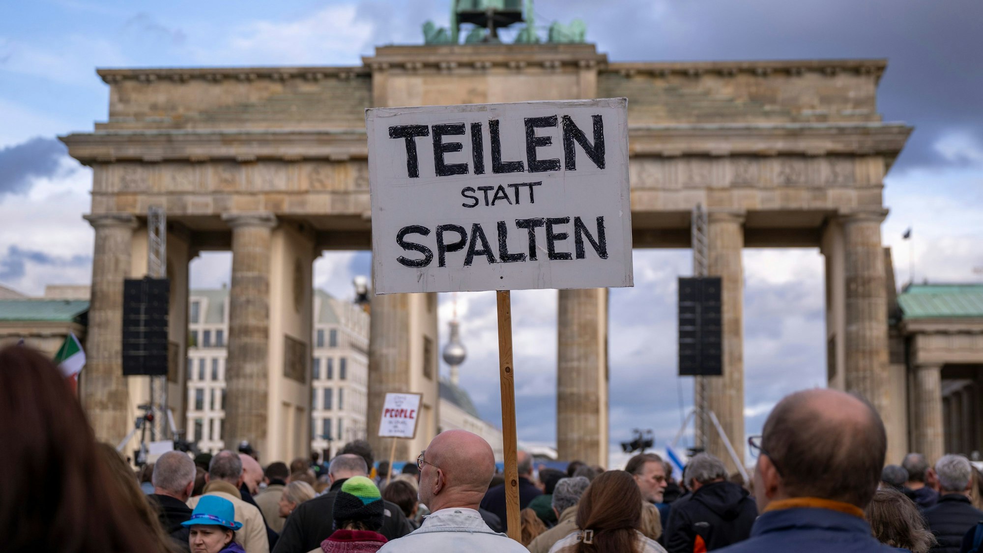 Teilnehmerinnen und Teilnehmer bei der Pro-Israel-Demo am Brandenburger Tor am Sonntag, 22. Oktober