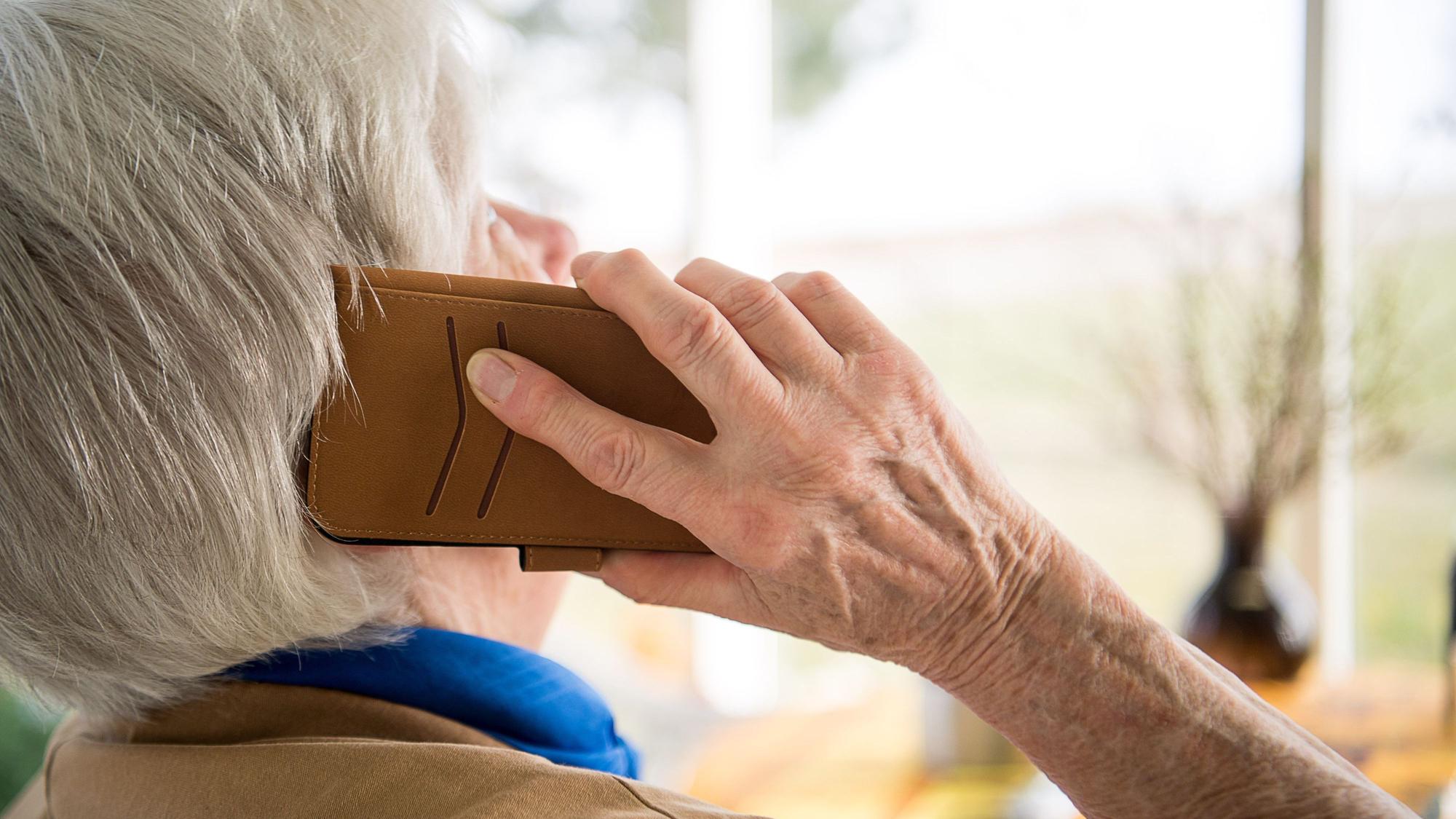 Eine Seniorin telefoniert mit ihrem Smartphone. (Symbolbild)