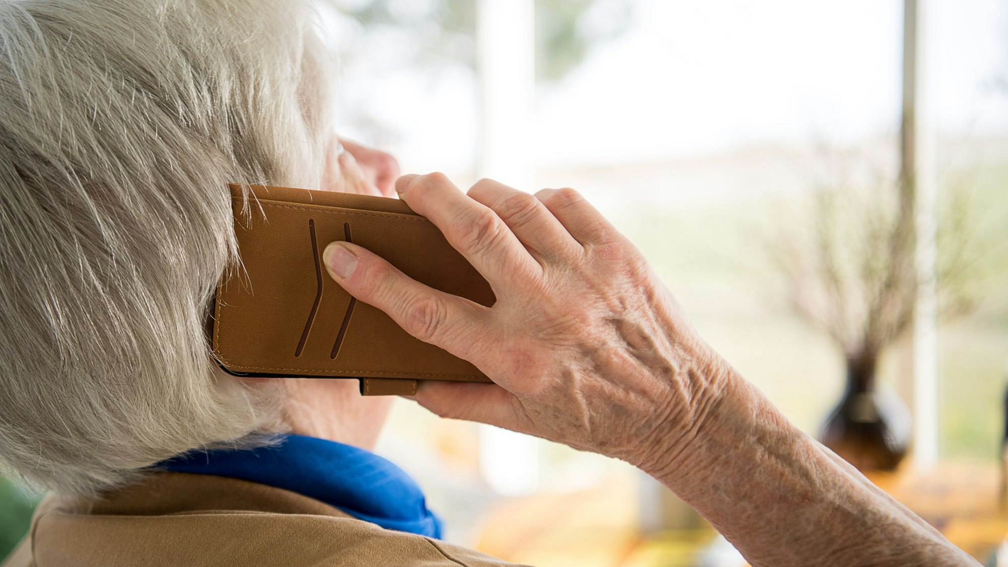 Eine Seniorin telefoniert mit ihrem Smartphone. (Symbolbild)