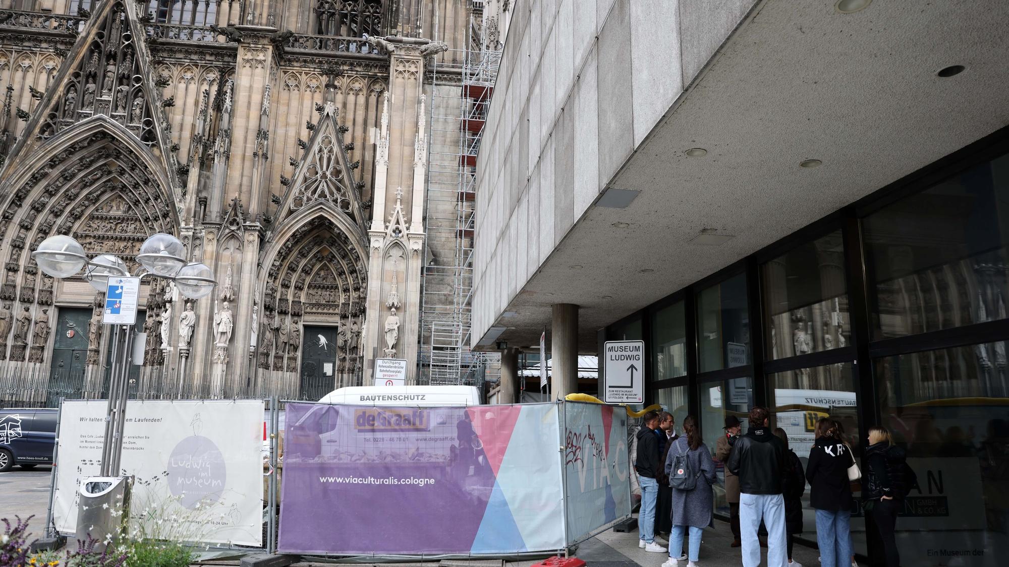 Die Sperrung zwischen Dom und Römisch-Germanischem Museum bleibt voraussichtlich bis Juni 2024.