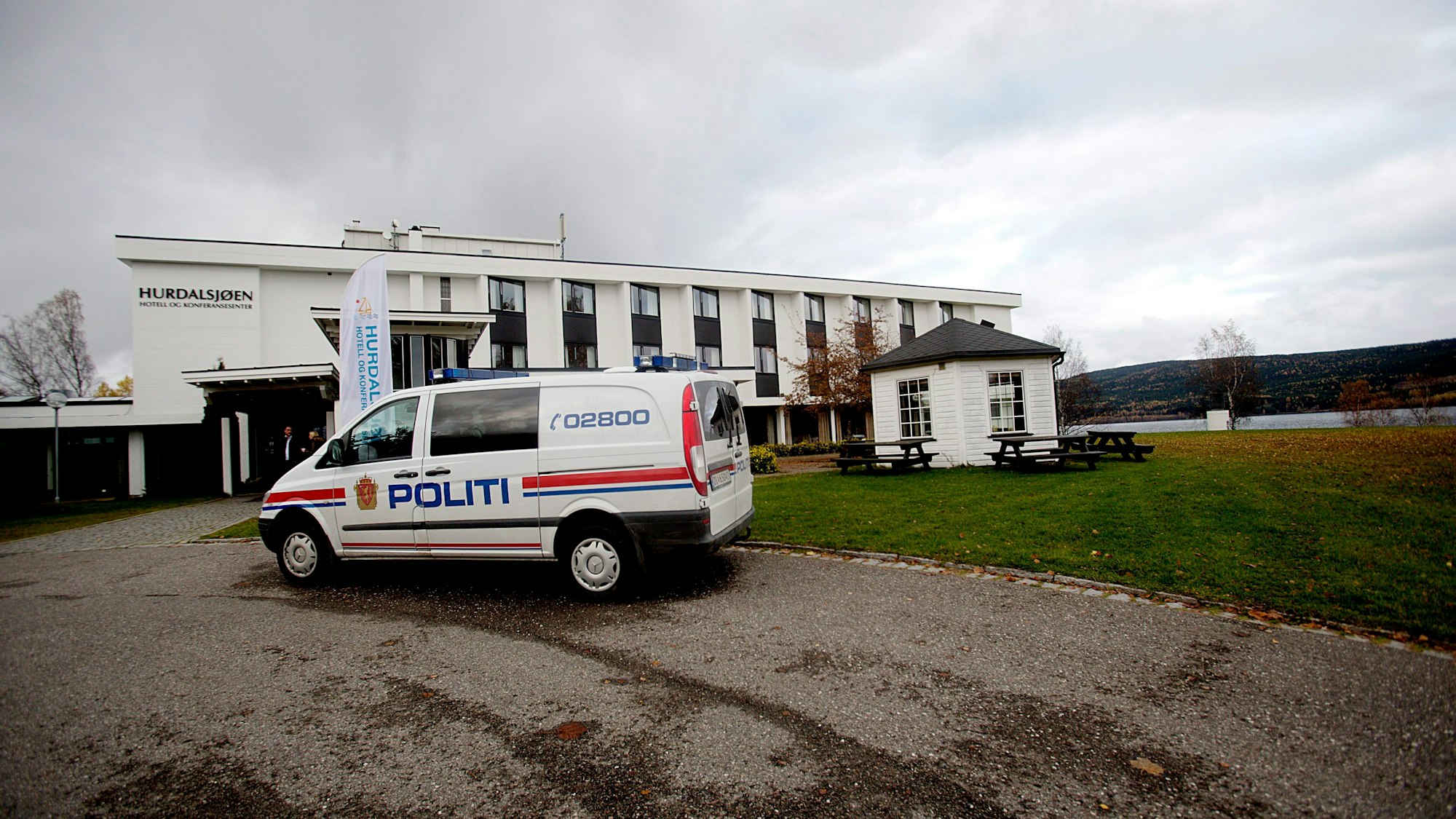 Ein norwegisches Polizeiauto steht vor einem Gebäude (Symbolbild)