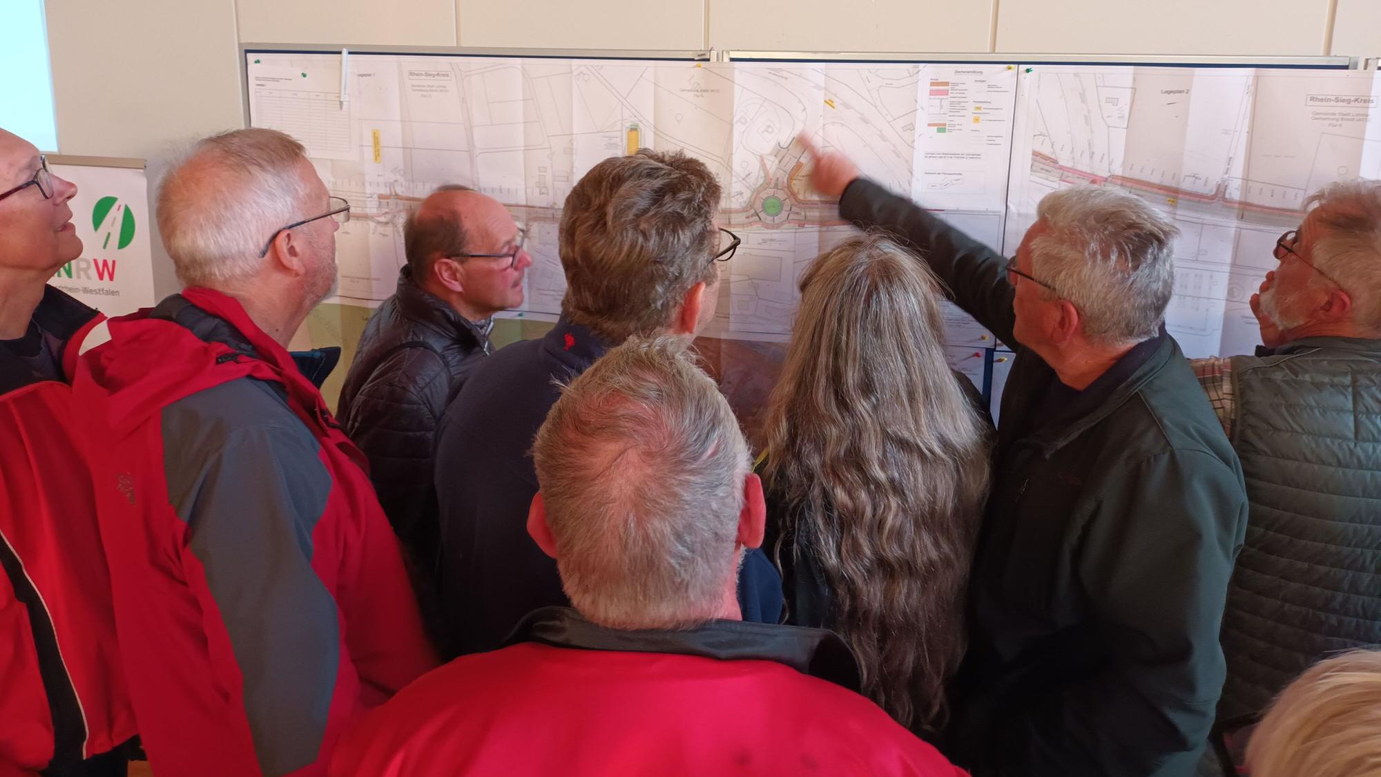Dicht umringt waren die Planzeichnungen des Landesbetriebs Straßen NRW.