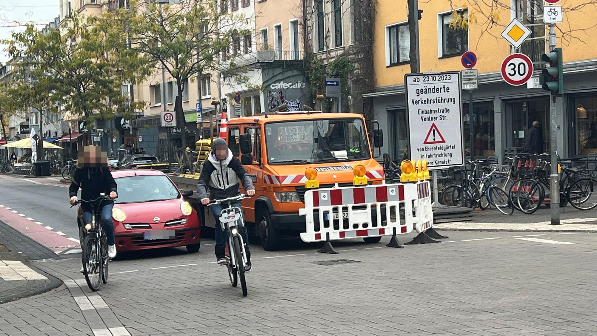 Die Zufahrt zu Venloer gegen die Fahrtrichtung wurde gesperrt, nachdem es morgens zu größeren Irritationen kam.