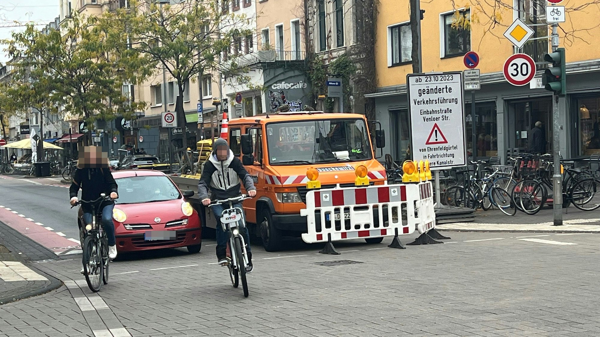 Die Zufahrt zu Venloer gegen die Fahrtrichtung wurde gesperrt, nachdem es morgens zu größeren Irritationen kam.