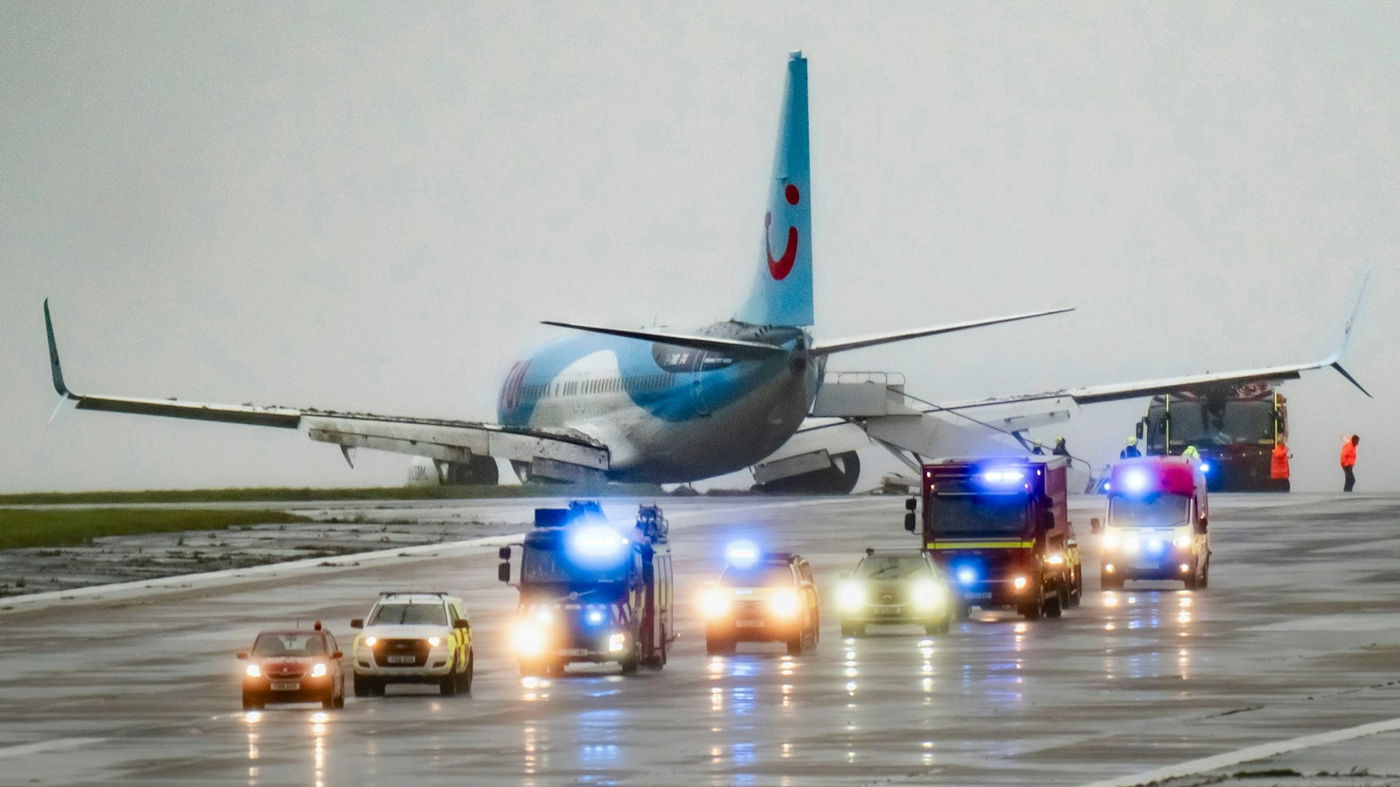 Rettungskräfte eilen zur Boeing von TUI auf dem Flughafen von Leeds in England.