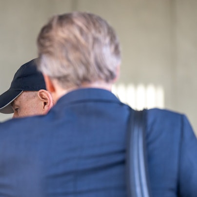 Laut Anklage sollen sie seit 2015 die Wirecard-Bilanzen gefälscht und kreditgebende Banken um 3,1 Milliarden Euro geschädigt haben. 100 Verhandlungstage sind bis ins Jahr 2024 hinein anberaumt.