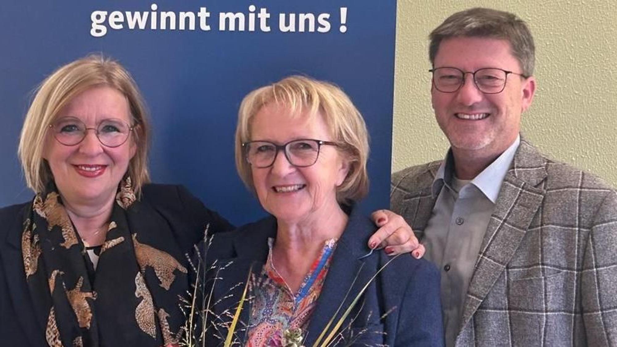 Die Vizes Iris Hasse (links) und Peter Röttger, umrahmen die Burscheider CDU-Vorsitzende Erika Gewehr.