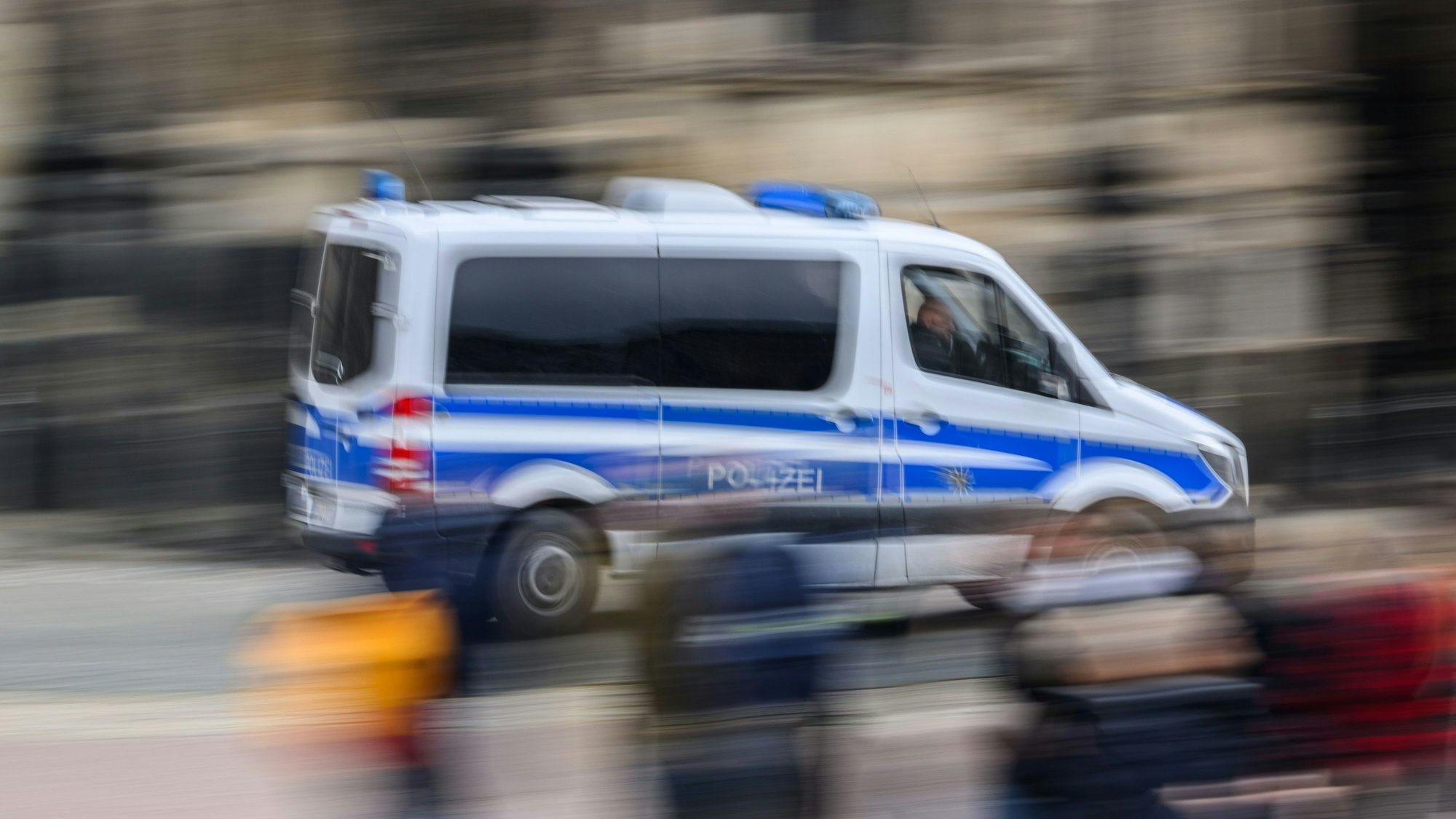 Ein Polizeiauto fährt mit hoher Geschwindigkeit.