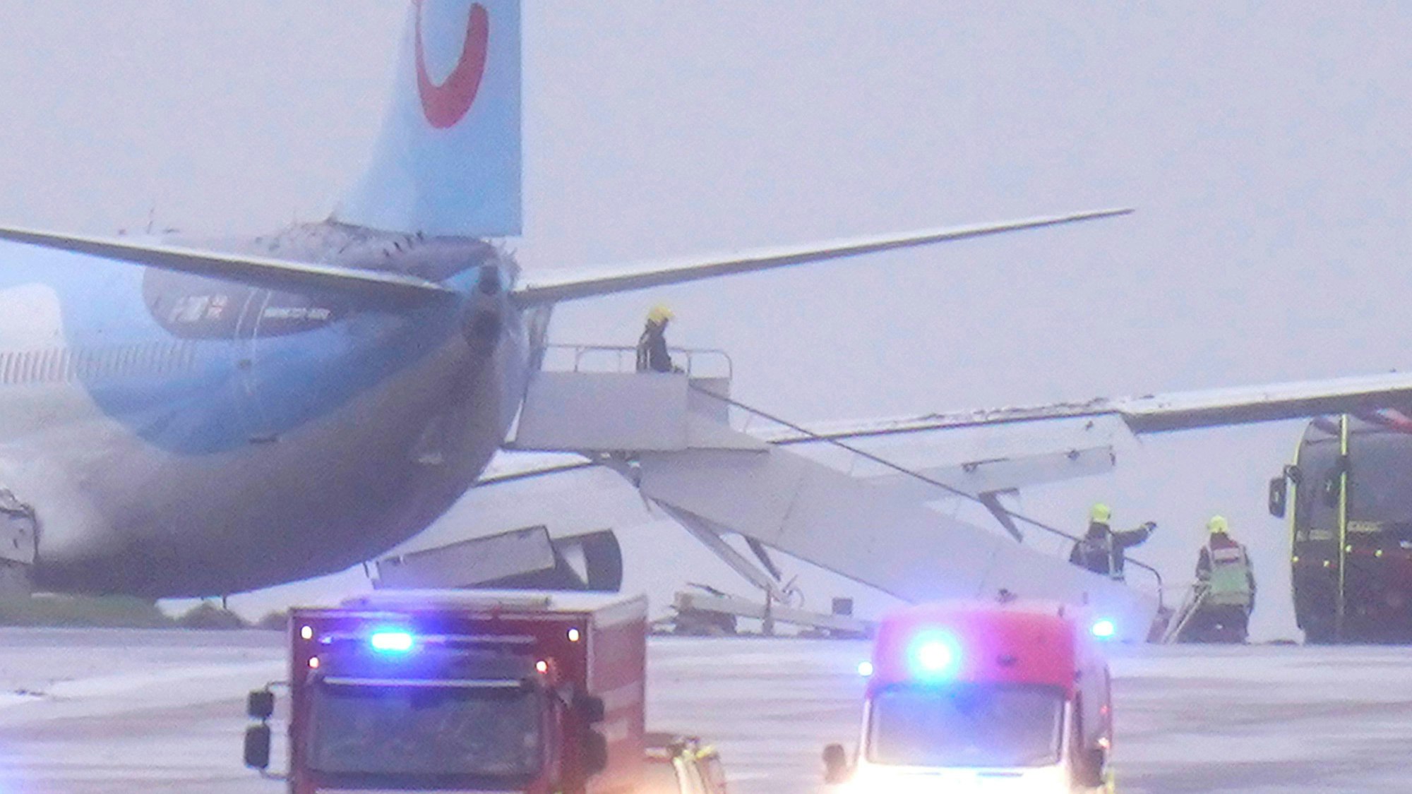 Ein TUI-Ferienflieger ist in Leeds bei heftigem Regen plötzlich von der Landebahn abgekommen.
