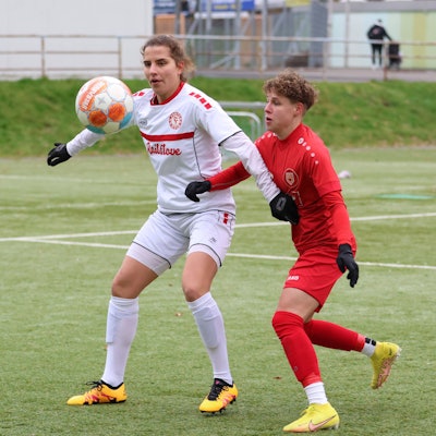 Sarah Jabbes K li. gegen Luisa Kraemer Krämer SI re. Sonntag 04.12.2022, Frauen Regionalliga West Saison 22/23 - 14. Spieltag in Siegen, Sportfreunde Siegen - SC Fortuna Koeln Köln *** Sarah Jabbes K li vs Luisa Kraemer Krämer SI re Sunday 04 12 2022, Womens Regionalliga West season 22 23 14 matchday in Siegen, Sportfreunde Siegen SC Fortuna Koeln Köln