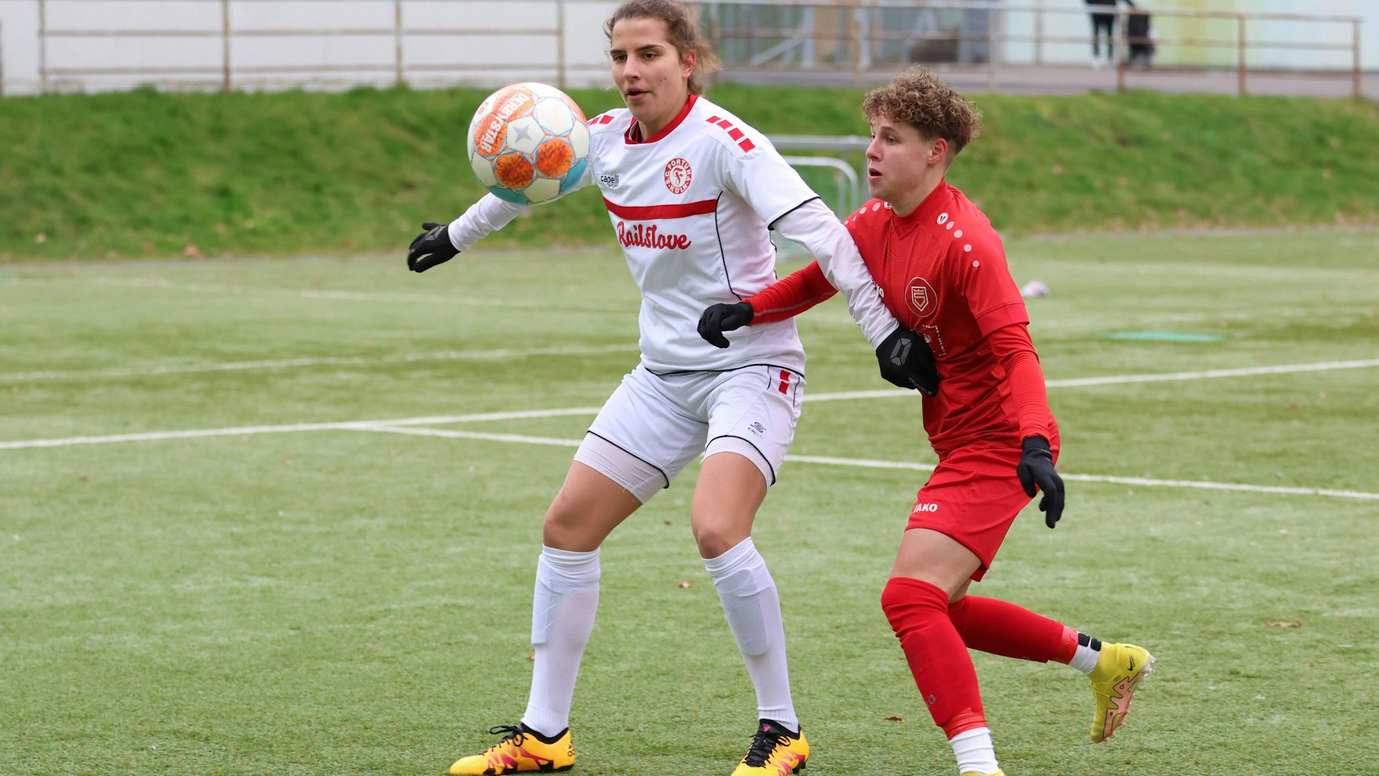 Sarah Jabbes K li. gegen Luisa Kraemer Krämer SI re. Sonntag 04.12.2022, Frauen Regionalliga West Saison 22/23 - 14. Spieltag in Siegen, Sportfreunde Siegen - SC Fortuna Koeln Köln *** Sarah Jabbes K li vs Luisa Kraemer Krämer SI re Sunday 04 12 2022, Womens Regionalliga West season 22 23 14 matchday in Siegen, Sportfreunde Siegen SC Fortuna Koeln Köln