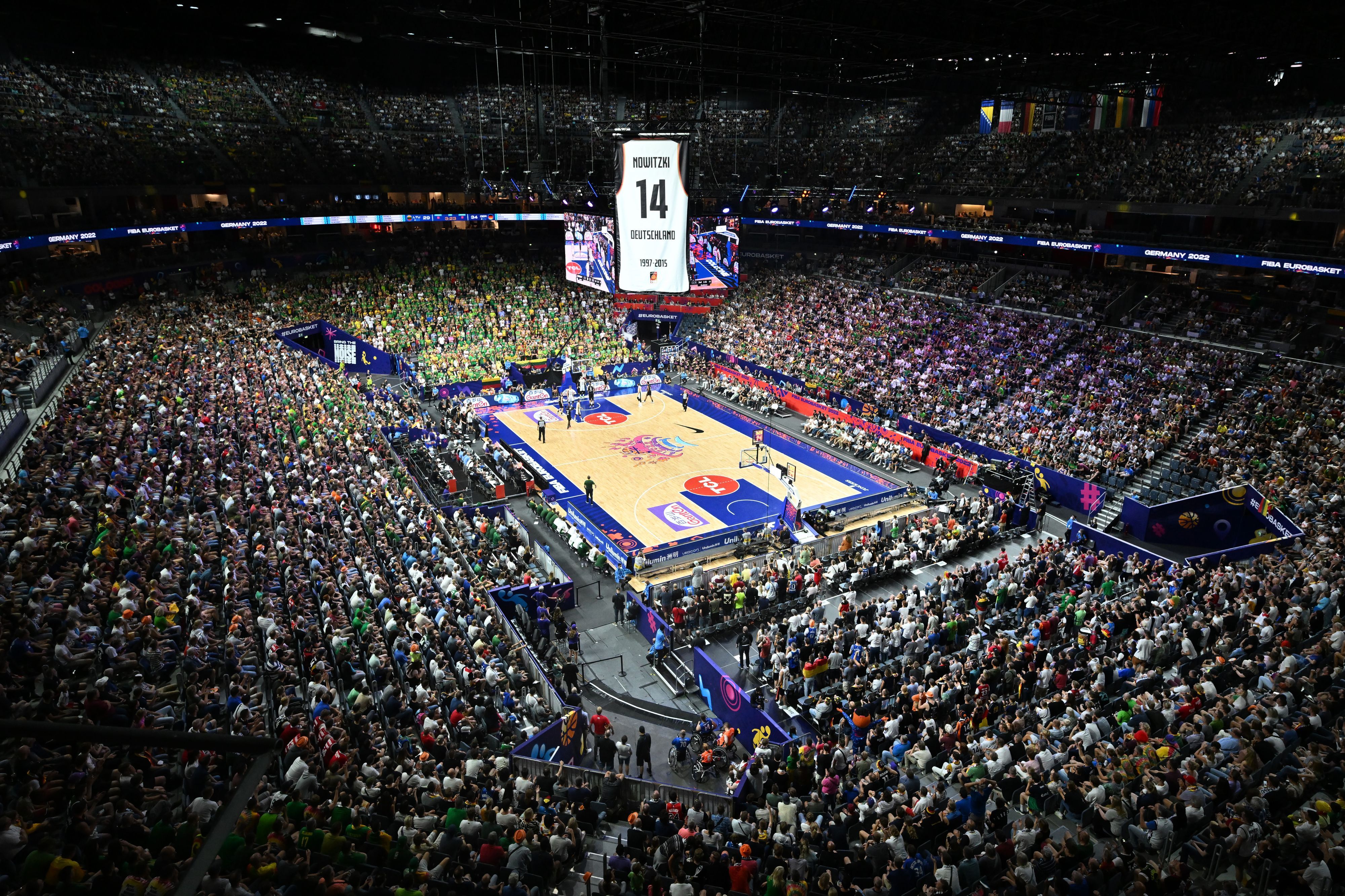 Ein Höhepunkt der Basketball-EM: Das Nationaltrikot von Superstar Dirk Nowitzki mit der Nummer 14 hängt in der Lanxess-Arena unter dem Hallendach.