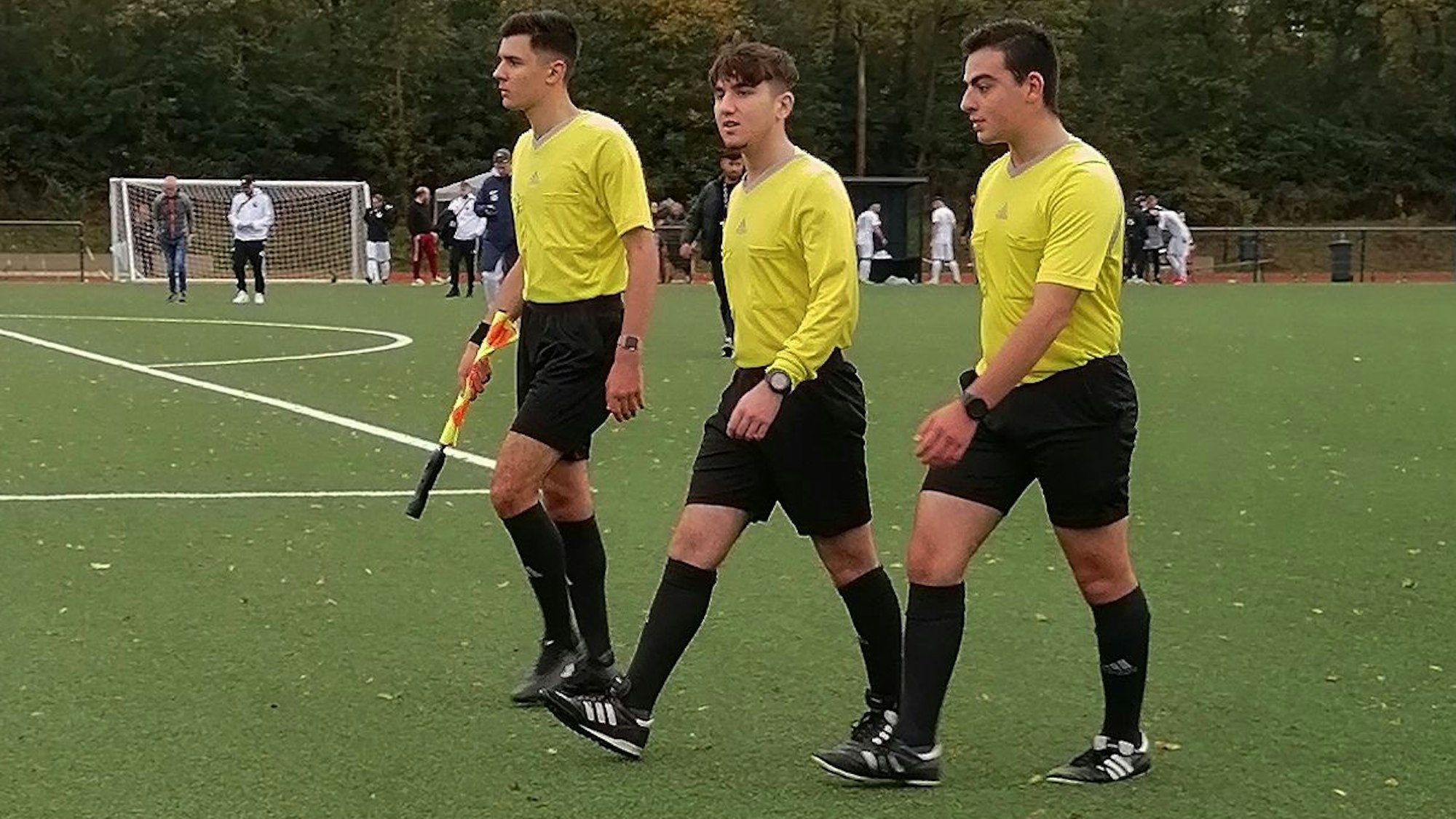 Das Schiedsrichter-Team der Partie zwischen Weiler-Volkhoven II und dem SC Bosna