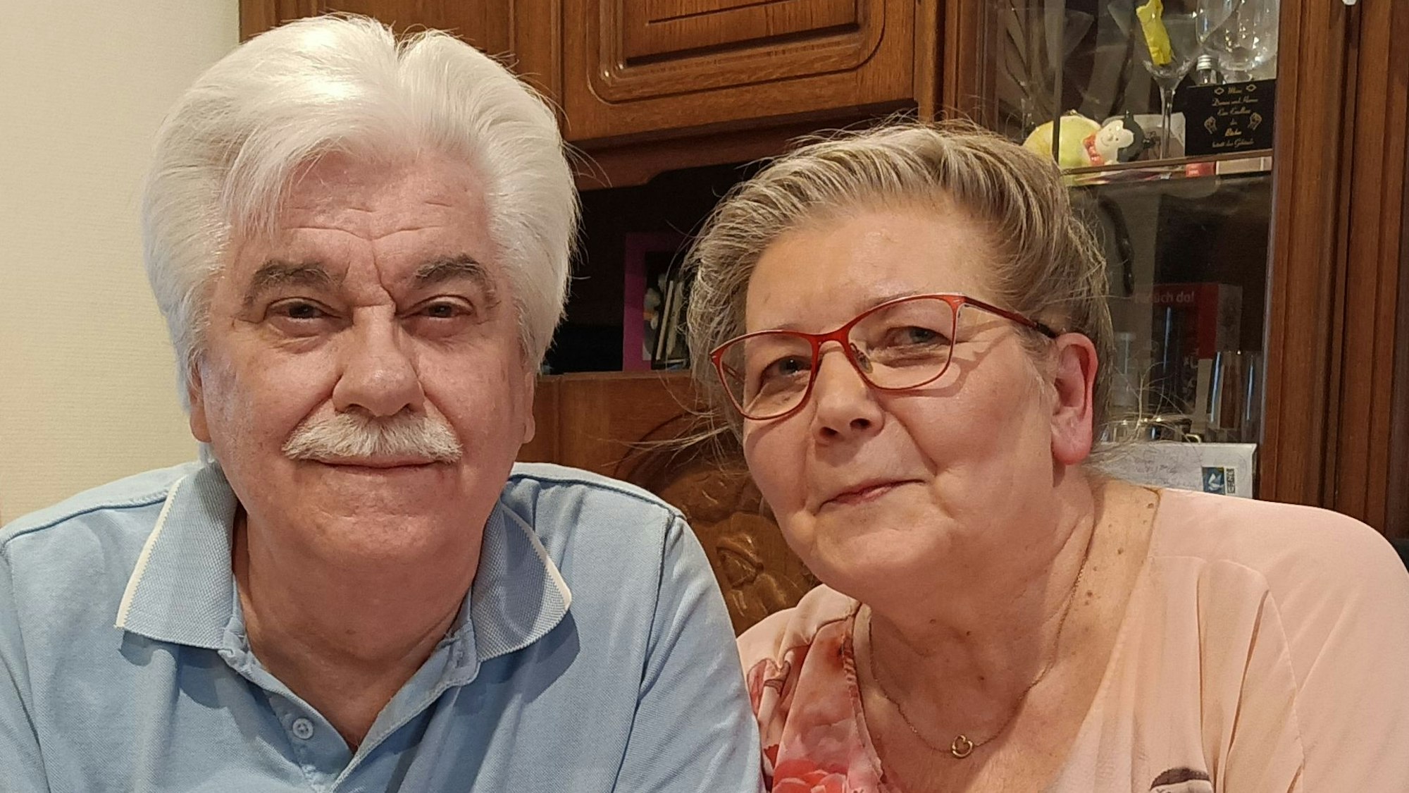Ein älteres Ehepaar schaut in die Kamera.