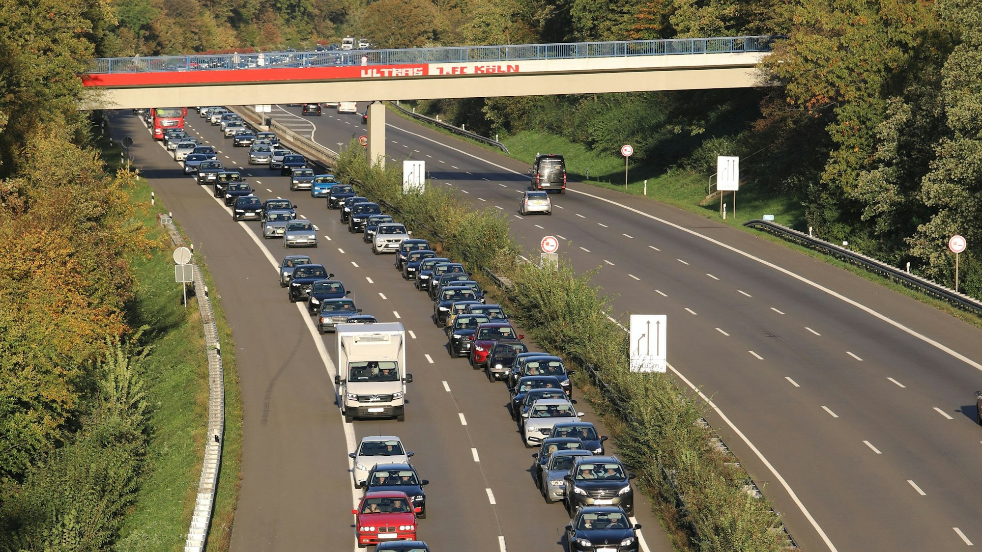 Auf zwei Spuren staut sich der Autoverkehr.