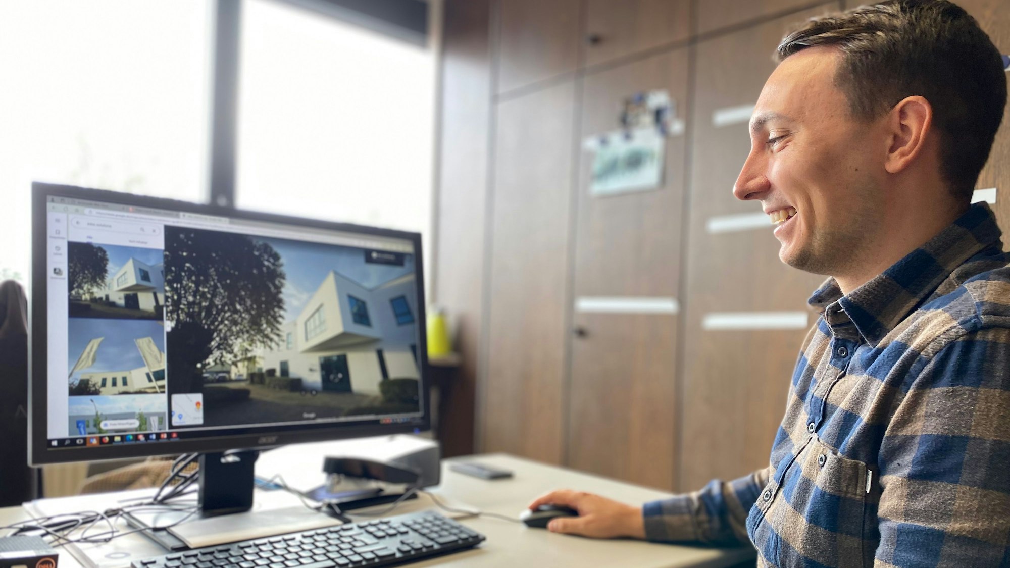 Henning Hand, der Wirtschaftsförderer der Gemeinde Weilerswist, sitzt am Computer und stellt das Projekt „Innovationscampus“ vor