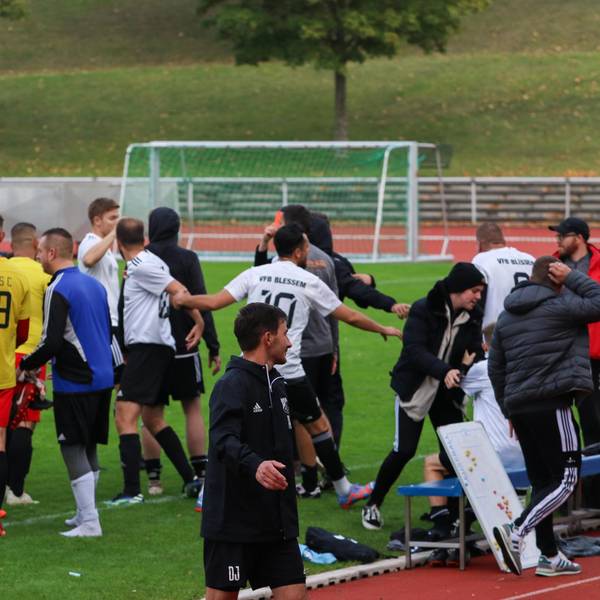 Auf dem Sportplatz in Euskirchen kommt es nach dem Schlusspfiff zu einer Rudelbildung.