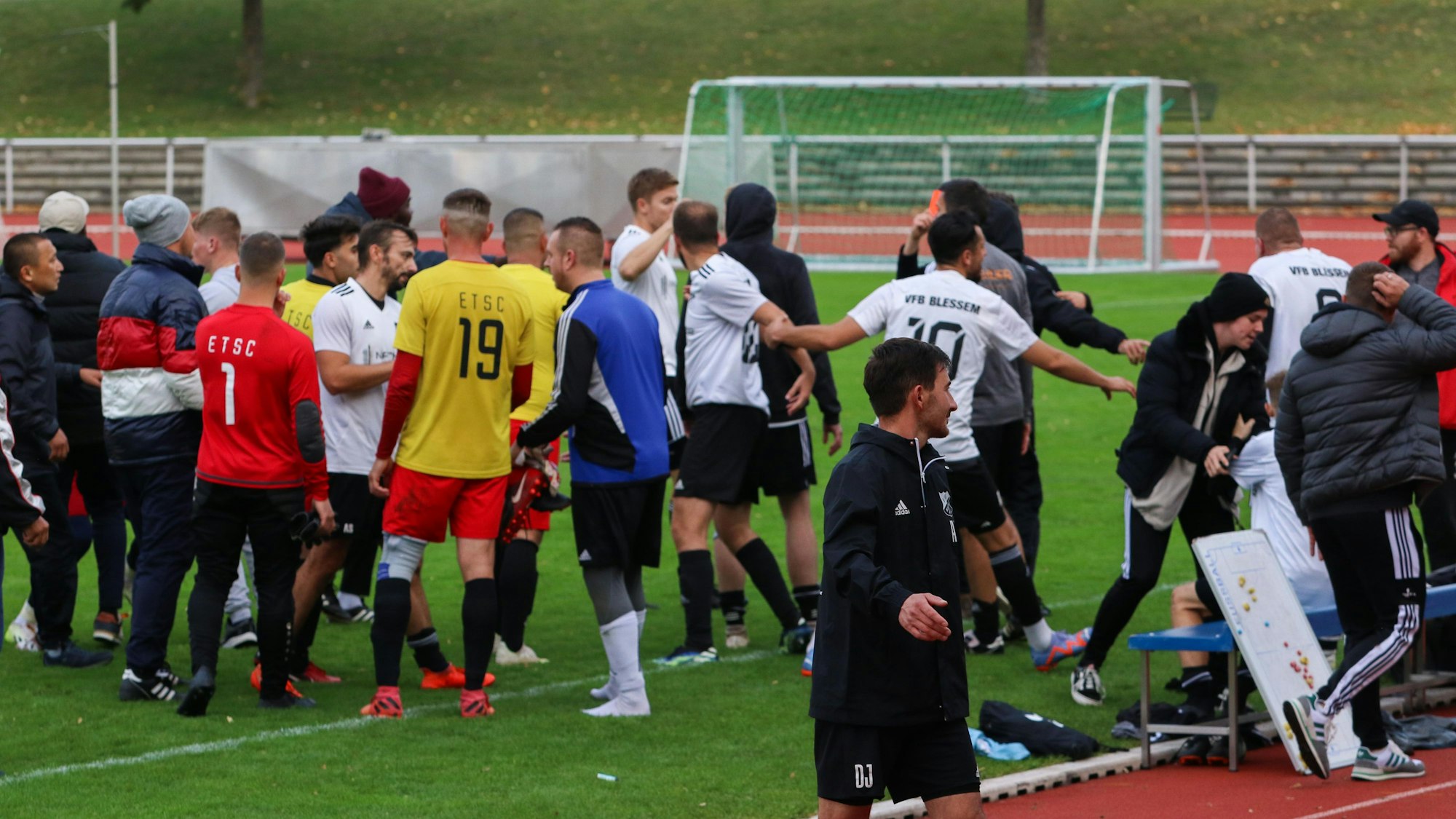 Auf dem Sportplatz in Euskirchen kommt es nach dem Schlusspfiff zu einer Rudelbildung.